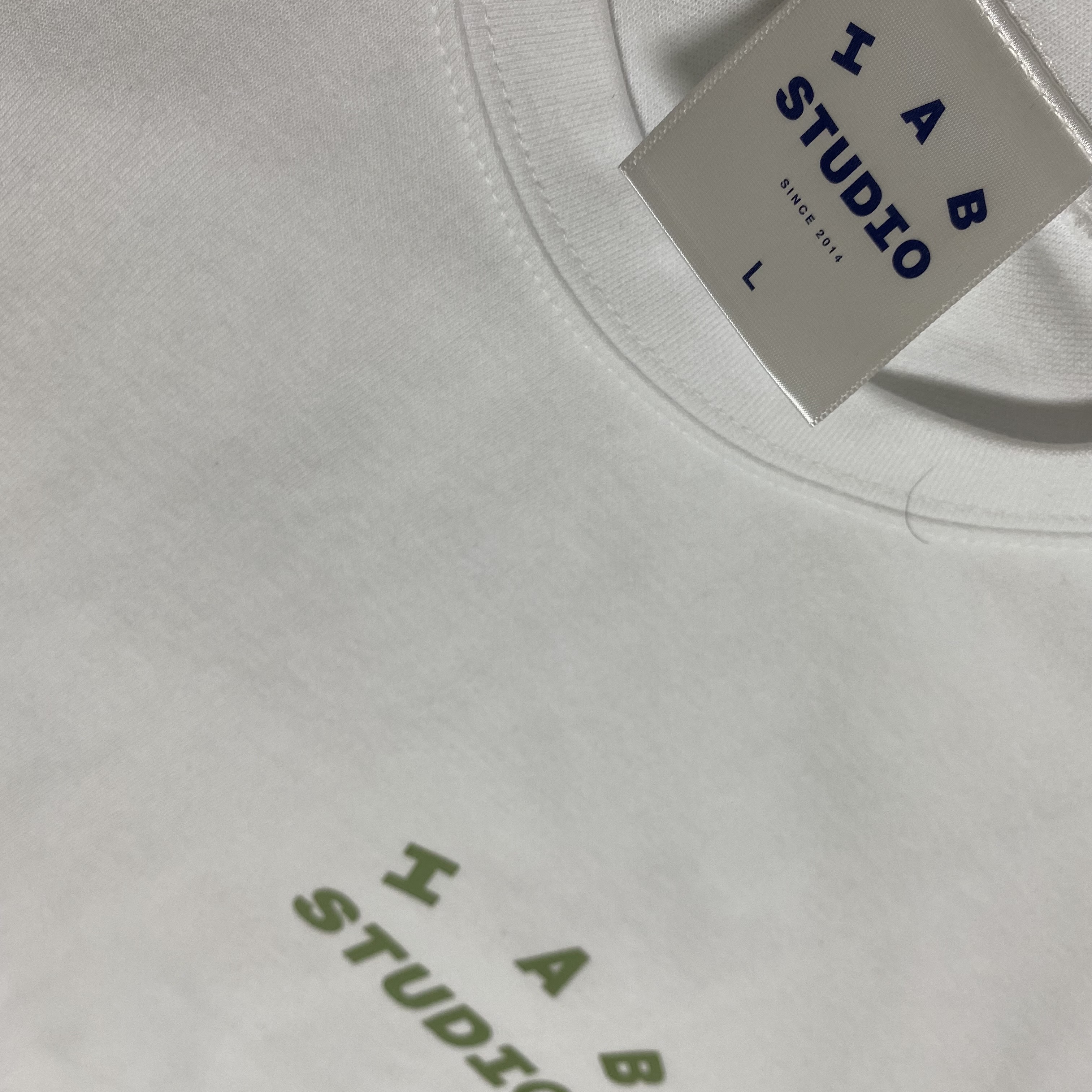 IAB Studio T-Shirt White Light Green 착용 스타일 - 1