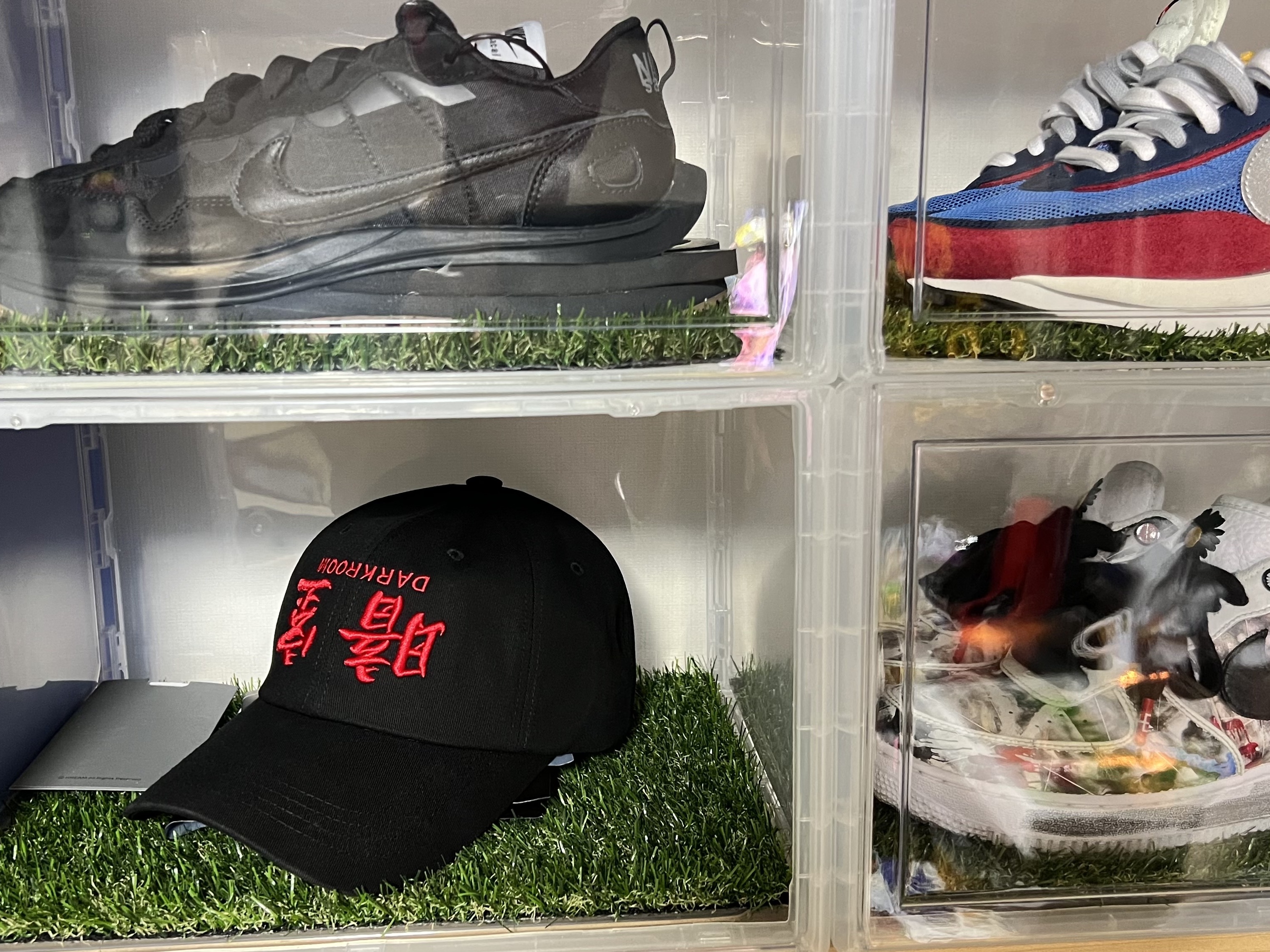 Darkr8m Studio Upside Down Red Logo Cap 착용 스타일