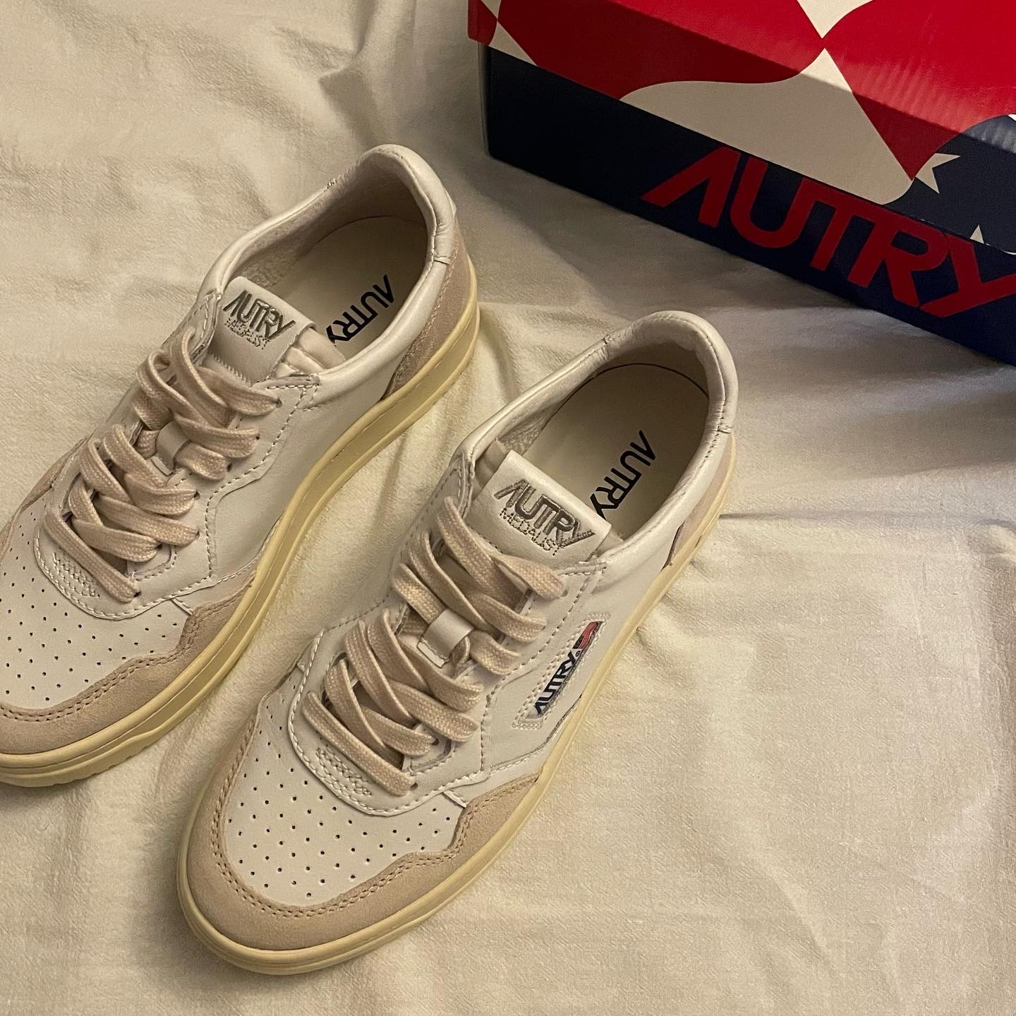 (W) Autry Medalist Low Leather Suede Sneakers White 착용 스타일 - 3