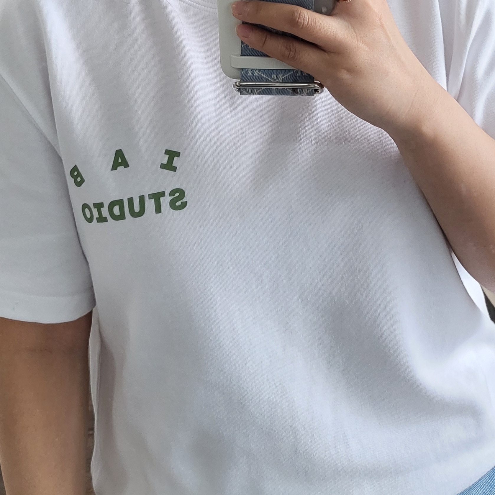 IAB Studio T-Shirt White Light Green 착용 스타일 - 1
