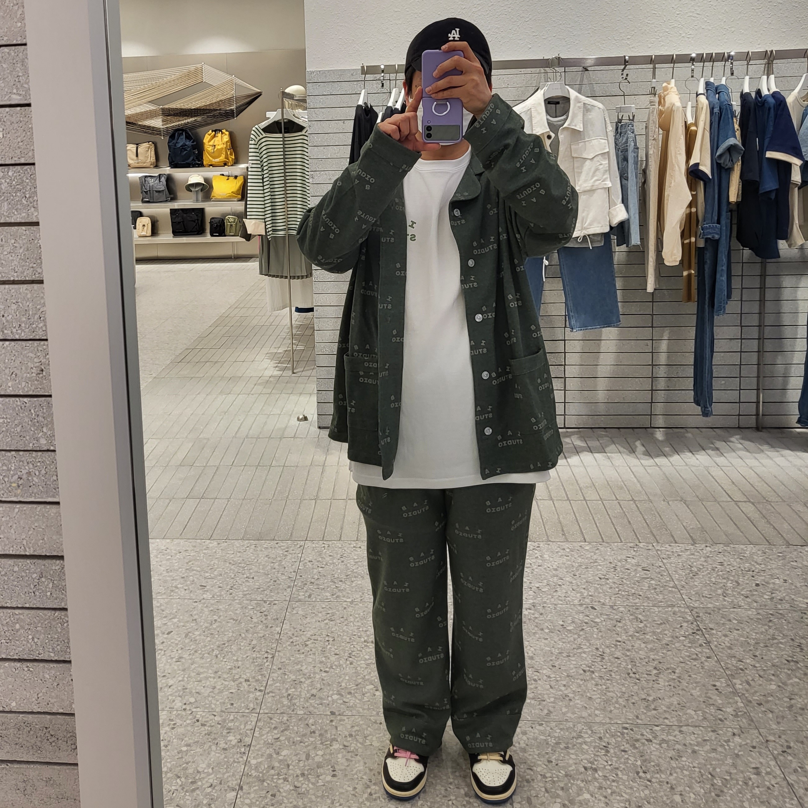 IAB Studio Pajama Set Deep Green, IAB Studio T-Shirt White Light Green 착용 스타일 - 1