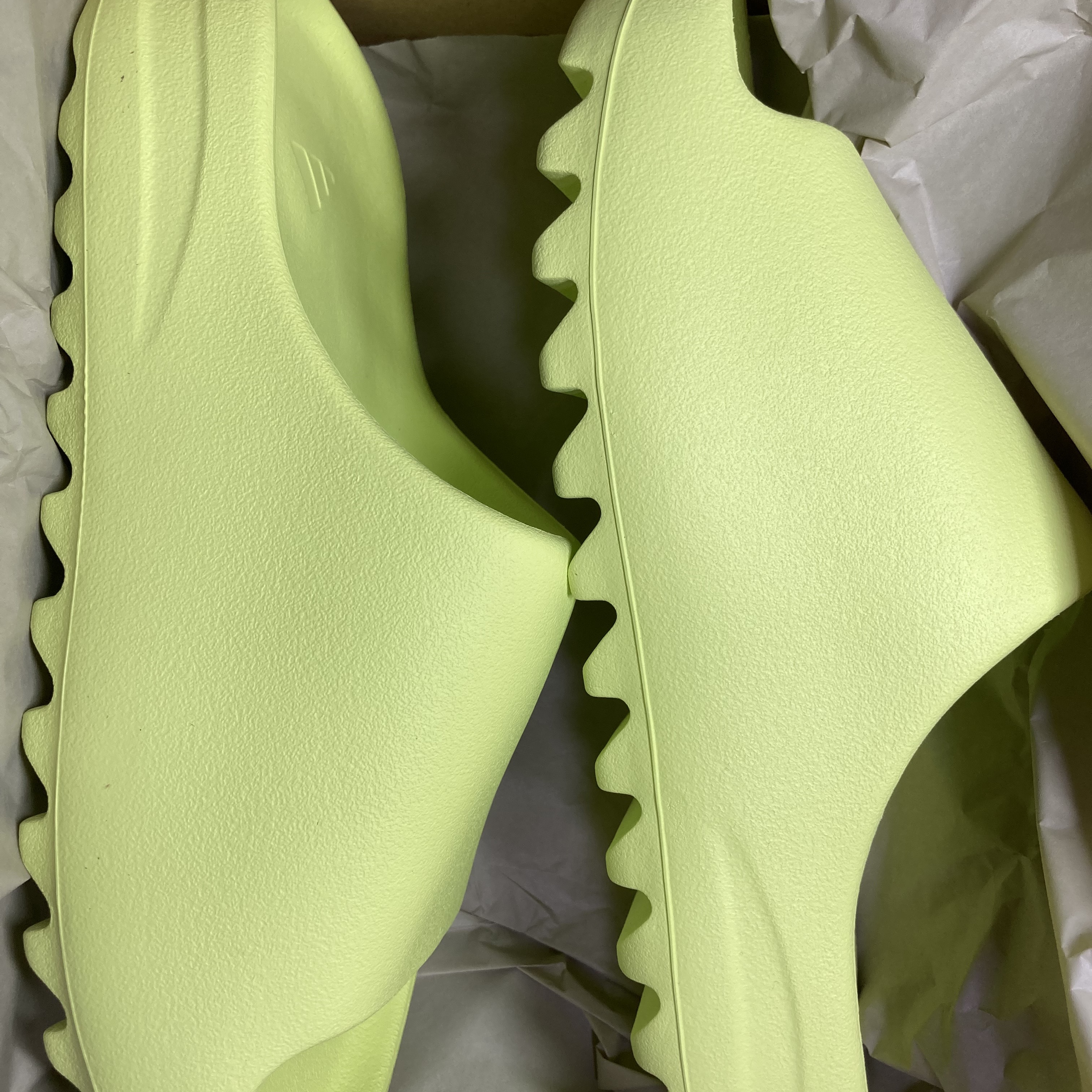Adidas Yeezy Slide Glow Green 2022/2023 착용 스타일 - 2