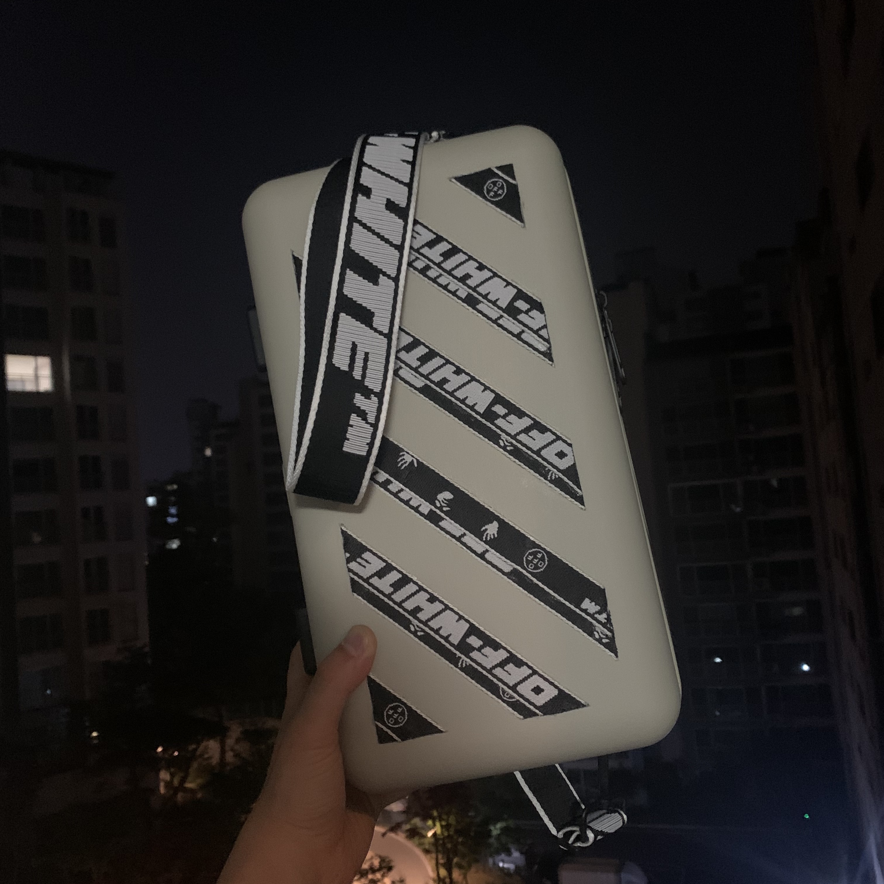 Off-White x Amore Pacific Protection Box (Without Cosmetics) 착용 스타일