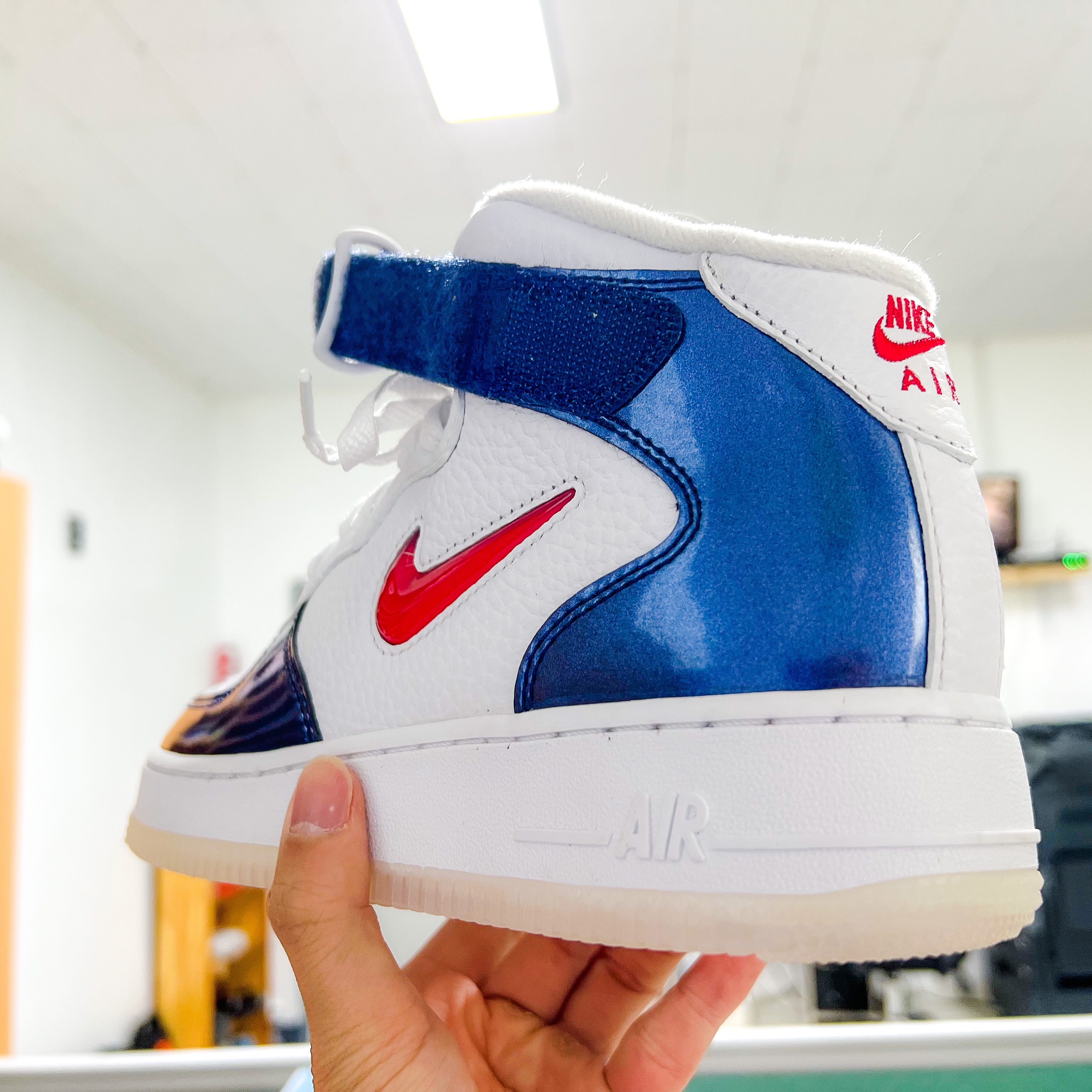 Nike Air Force 1 Mid QS University Red and Midnight Navy 착용 스타일 - 3