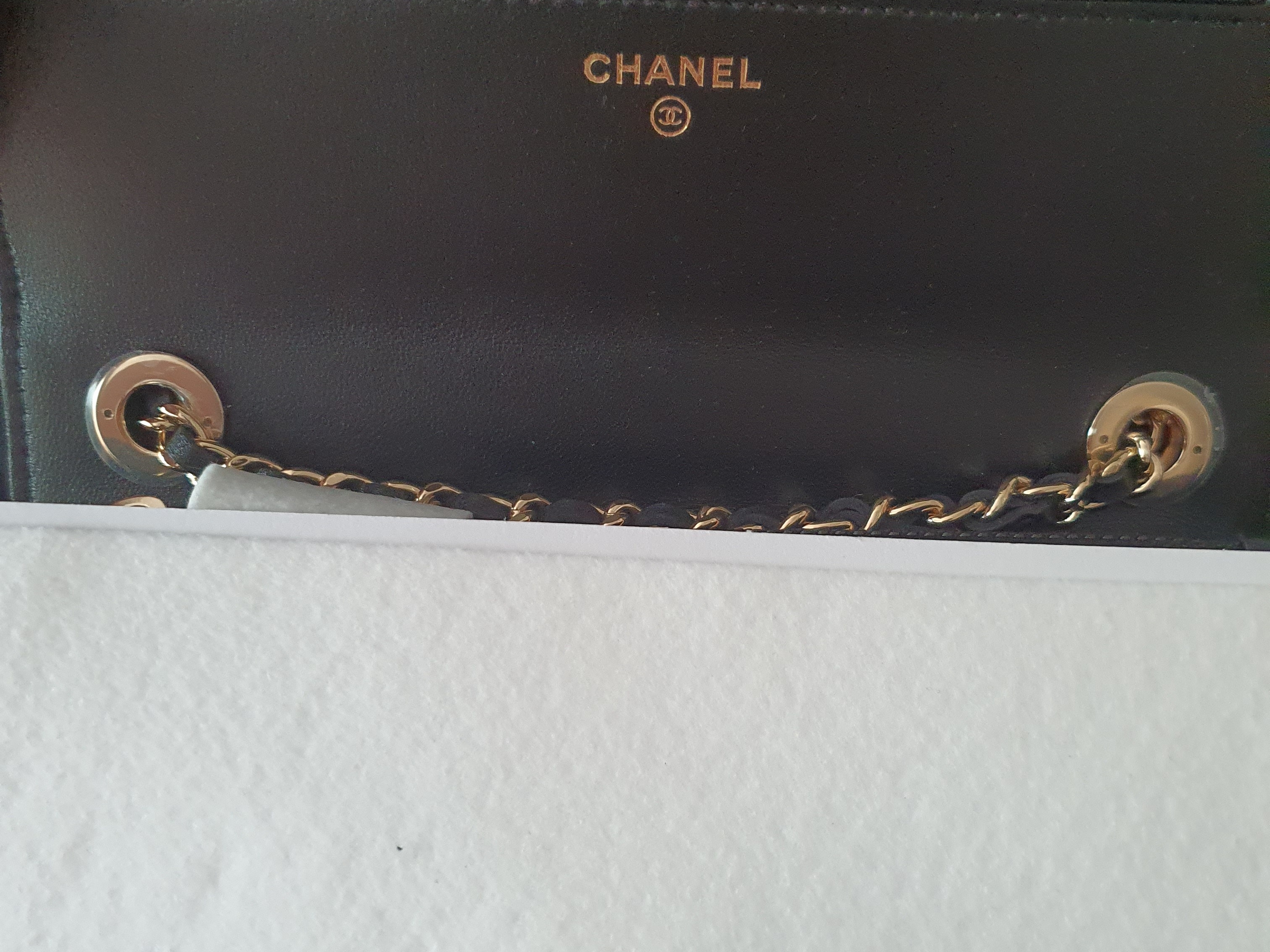 Chanel Wallet On Chain Lambskin & Gold Black 착용 스타일 - 3