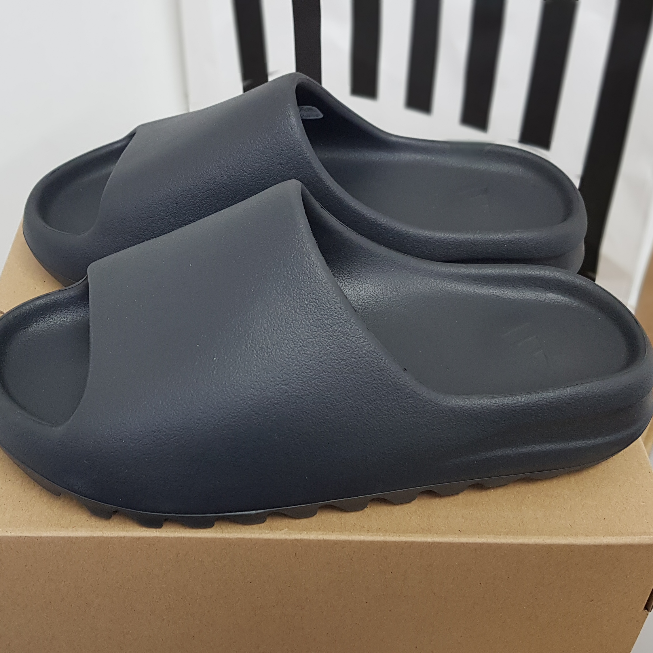 Adidas Yeezy Slide Onyx 착용 스타일 - 1