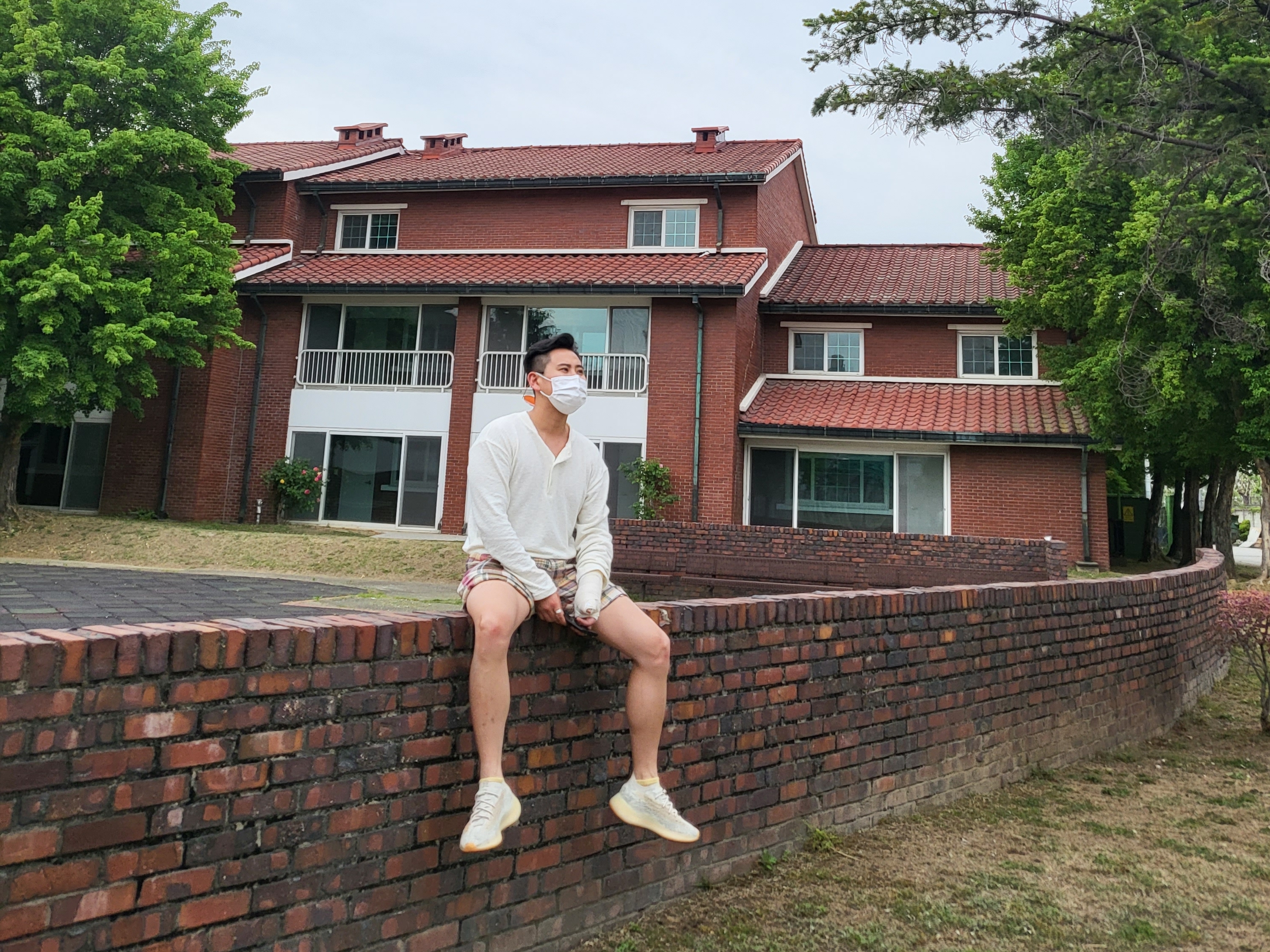 Adidas Yeezy Boost 380 Calcite Glow 착용 스타일 - 2