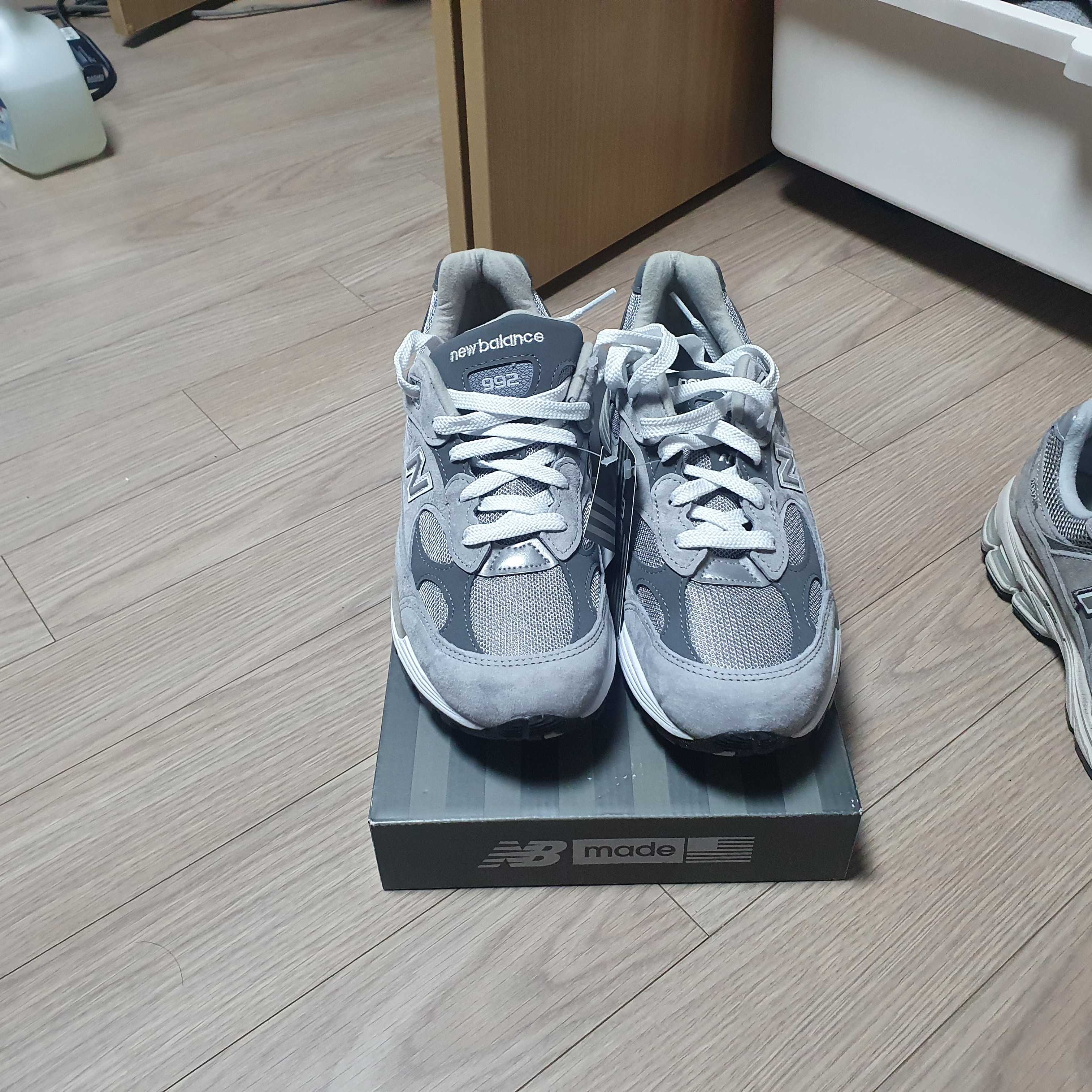 New Balance 992 Made in USA Grey - D Standard, New Balance 2002R Grey 착용 스타일 - 5