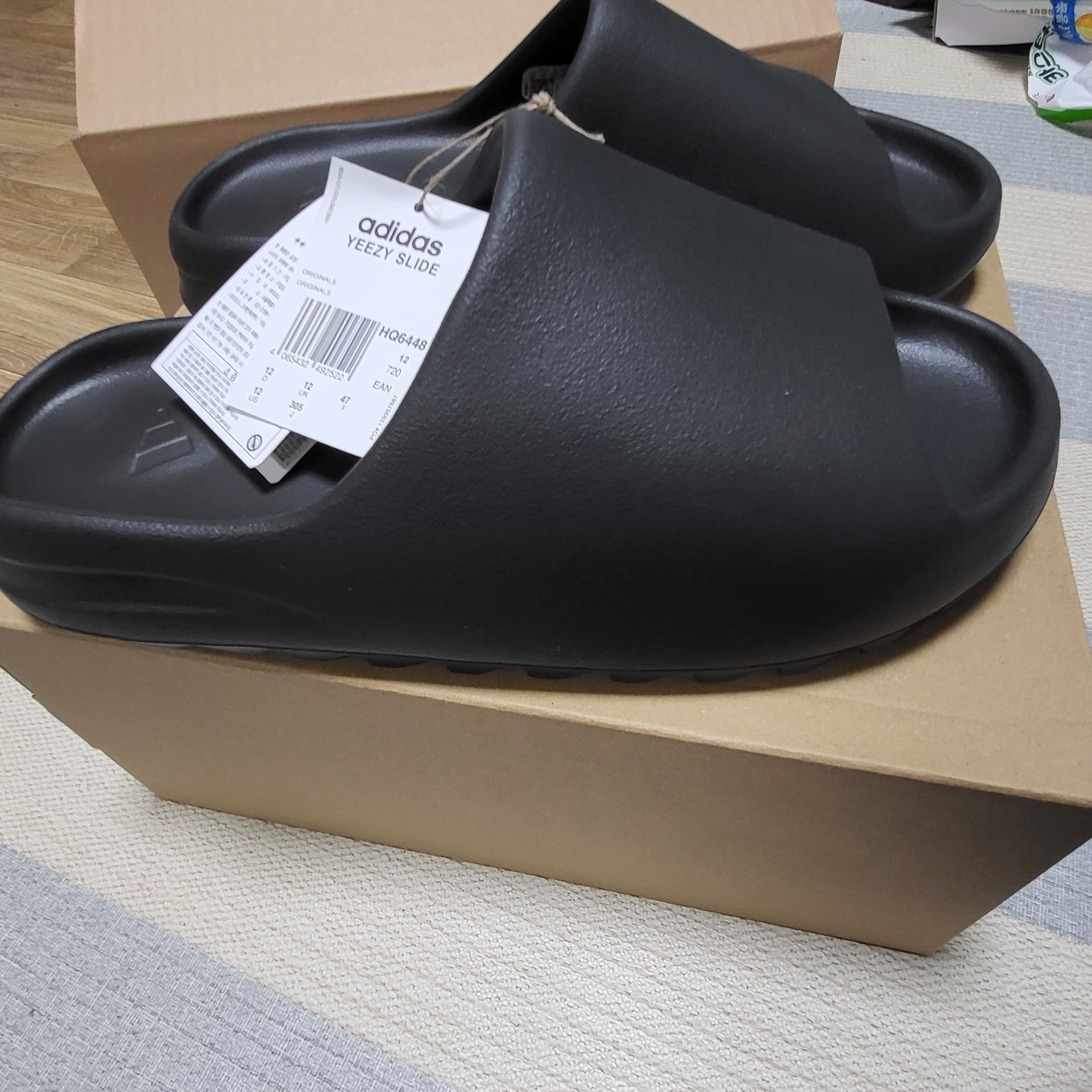 Adidas Yeezy Slide Onyx 착용 스타일 - 1