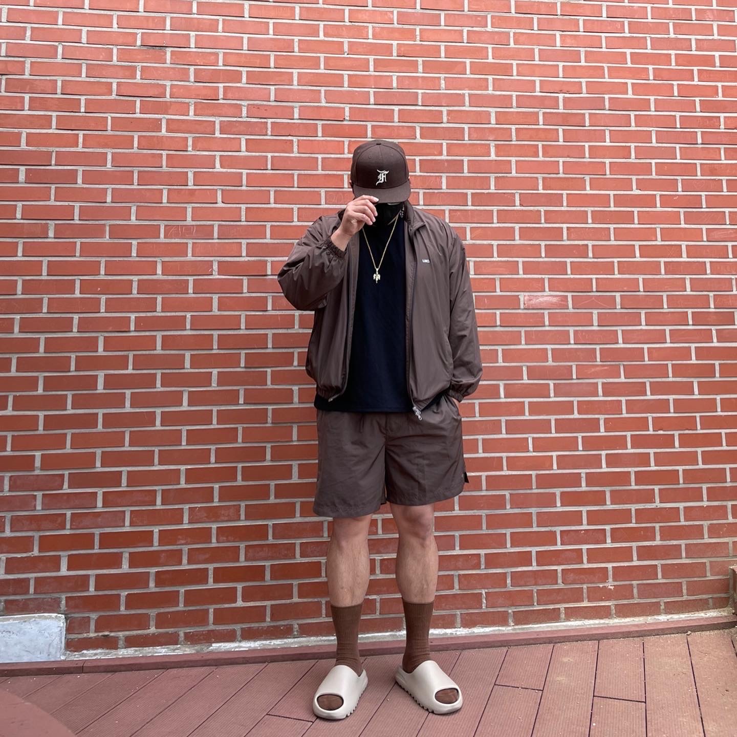 Adidas Yeezy Slide Pure - Re-Release Ver. 착용 스타일 - 2