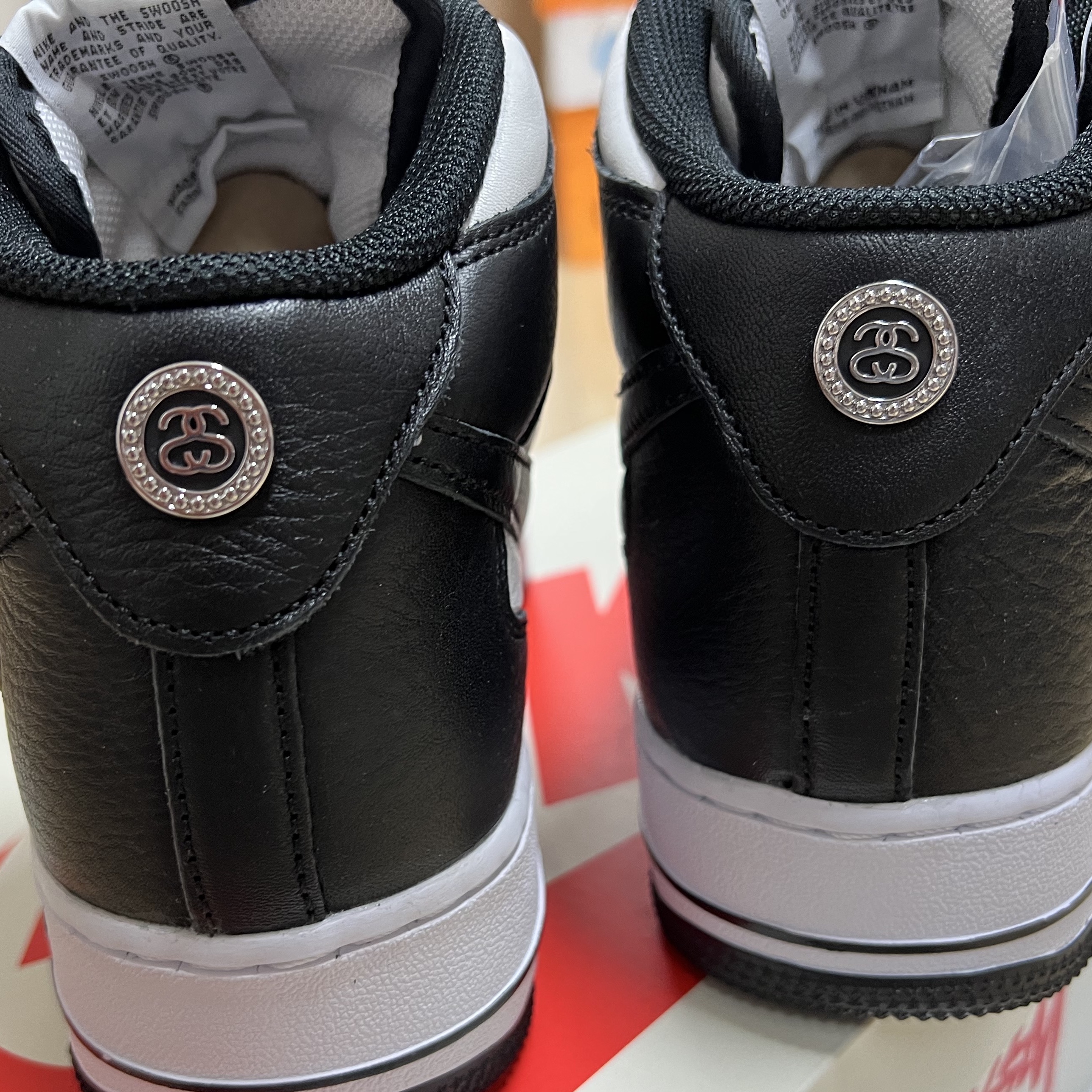 Nike x Stussy Air Force 1 '07 Mid SP Black and Light Bone 착용 스타일 - 3