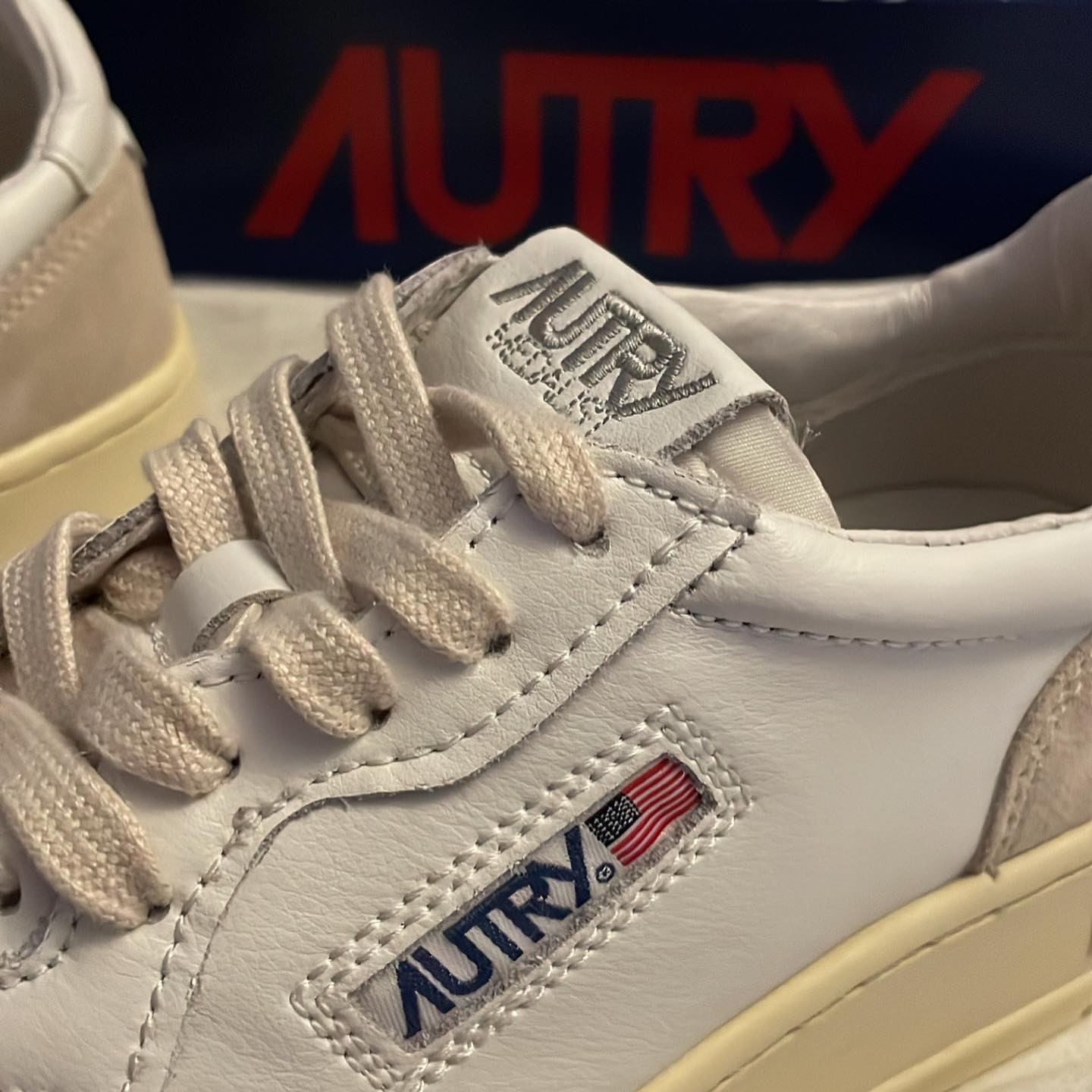 (W) Autry Medalist Low Leather Suede Sneakers White 착용 스타일 - 4