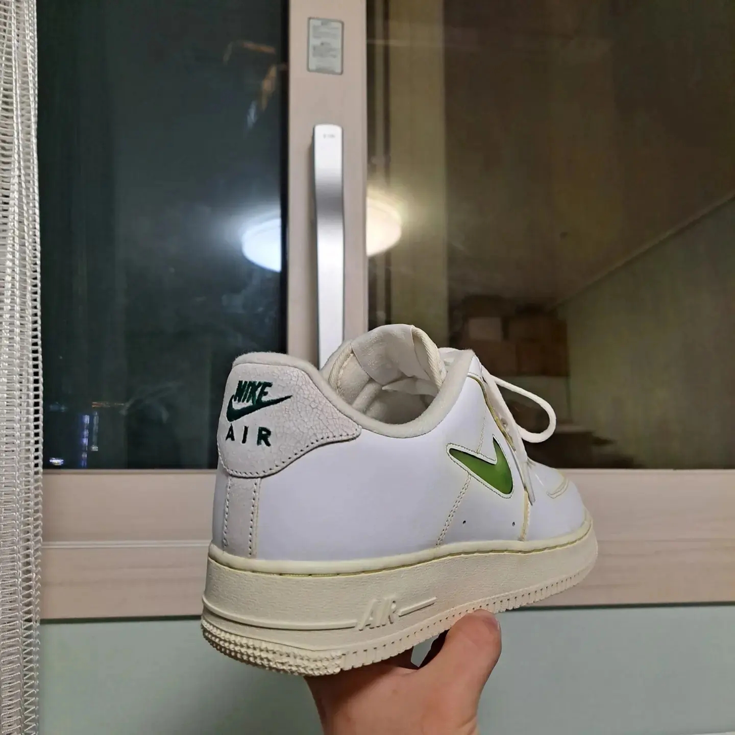 Nike Air Force 1 '07 LX Pale Vanilla 착용 스타일 - 2