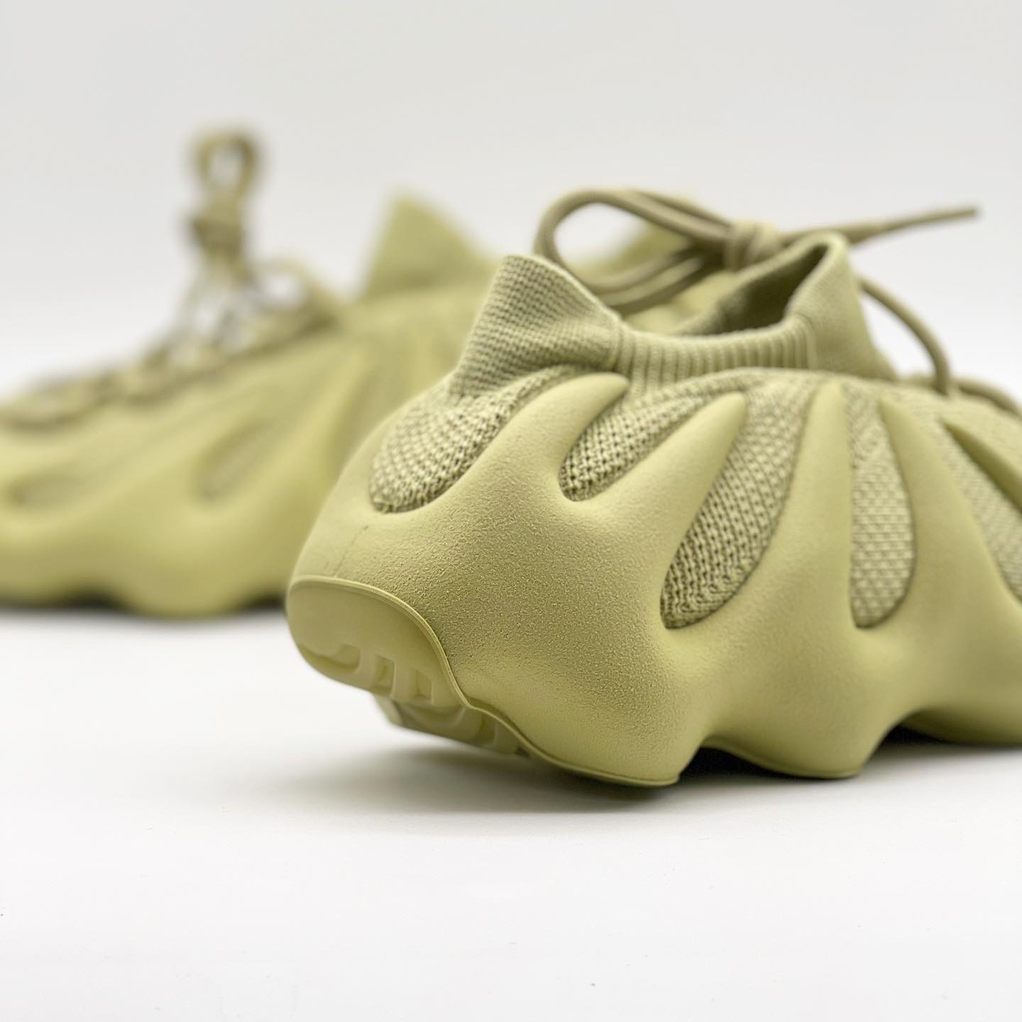 Adidas Yeezy 450 Resin 착용 스타일 - 3