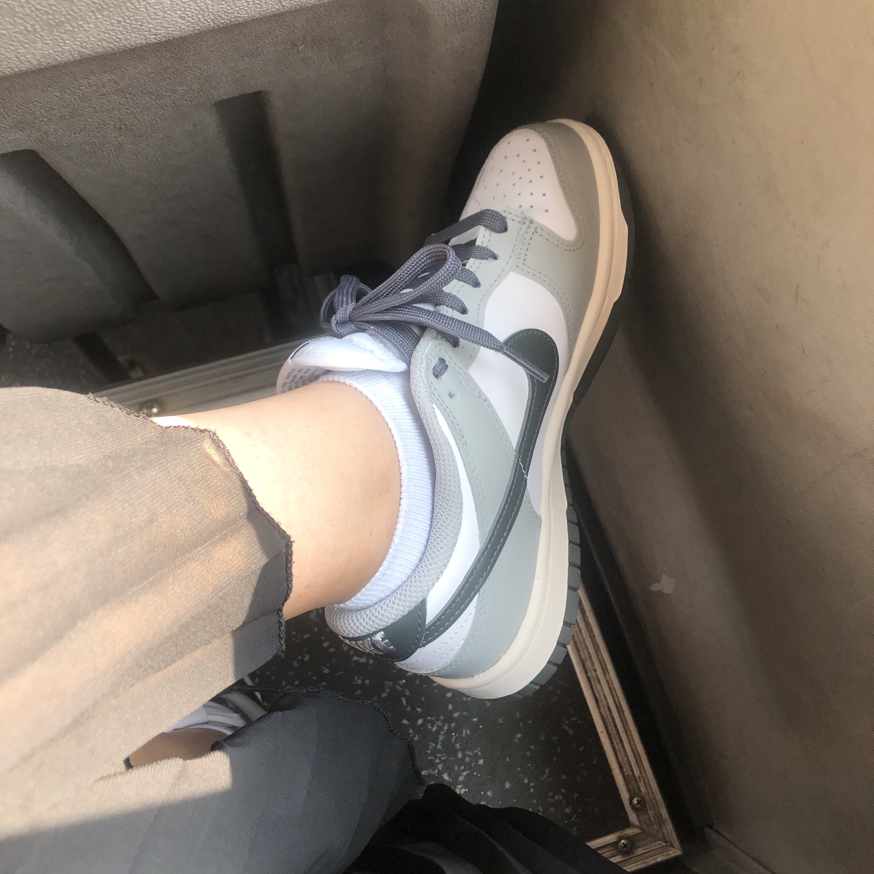 (W) Nike Dunk Low Light Smoke Grey 착용 스타일 - 3