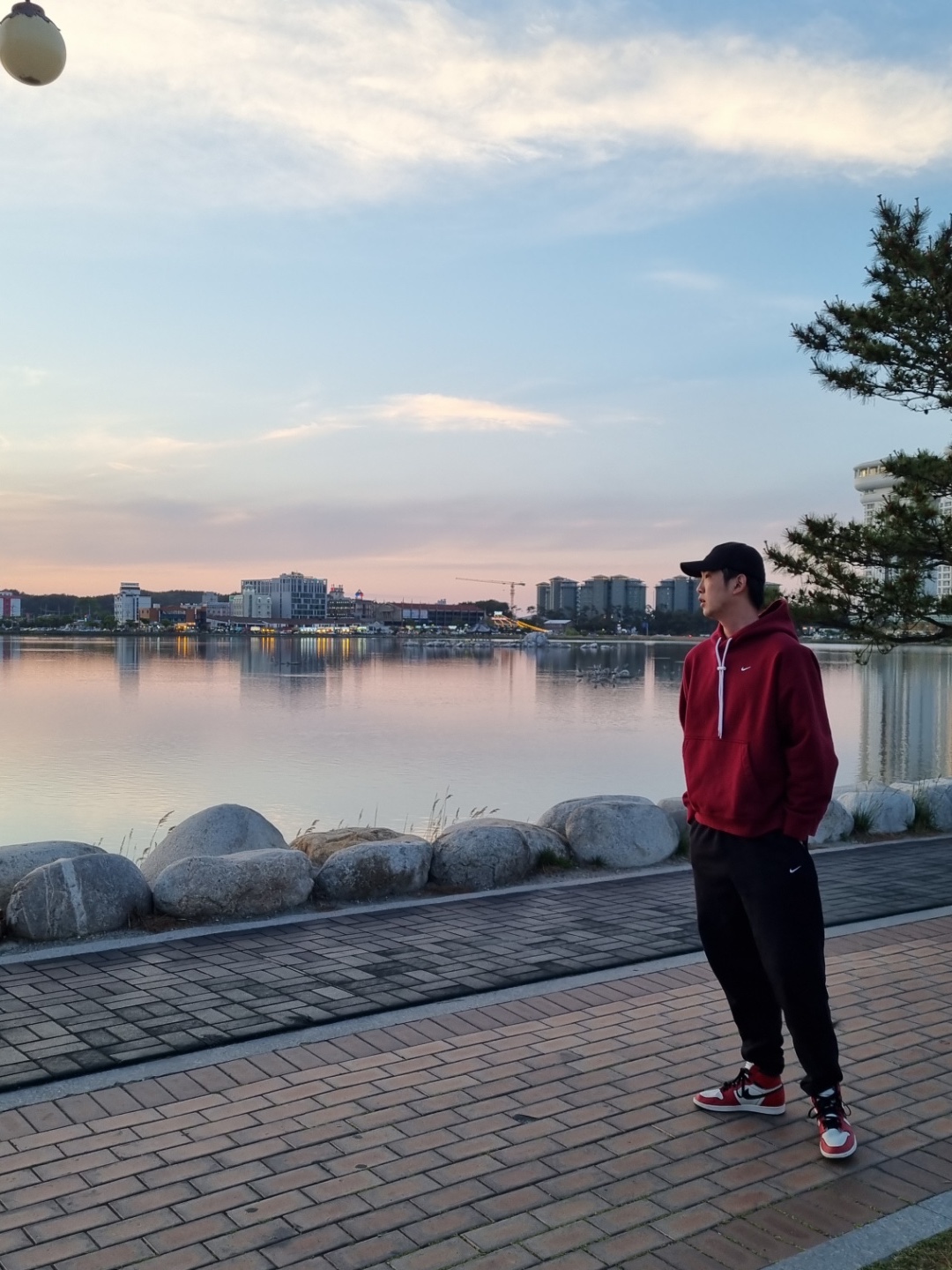 Nike M NRG Hoodie Team Red, Nike M NRG Sweatpants Black 착용 스타일 - 2