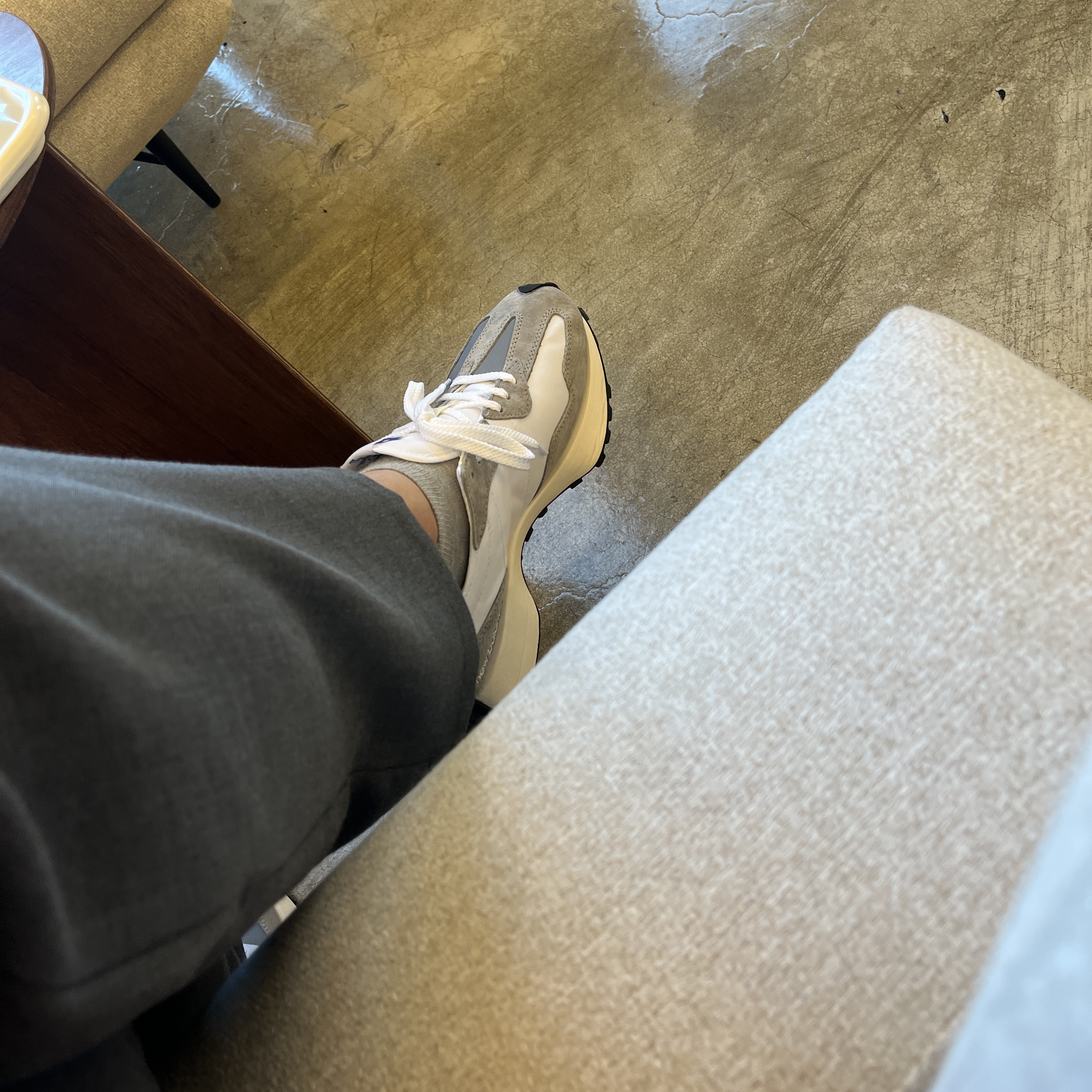 New Balance 327 Grey 착용 스타일