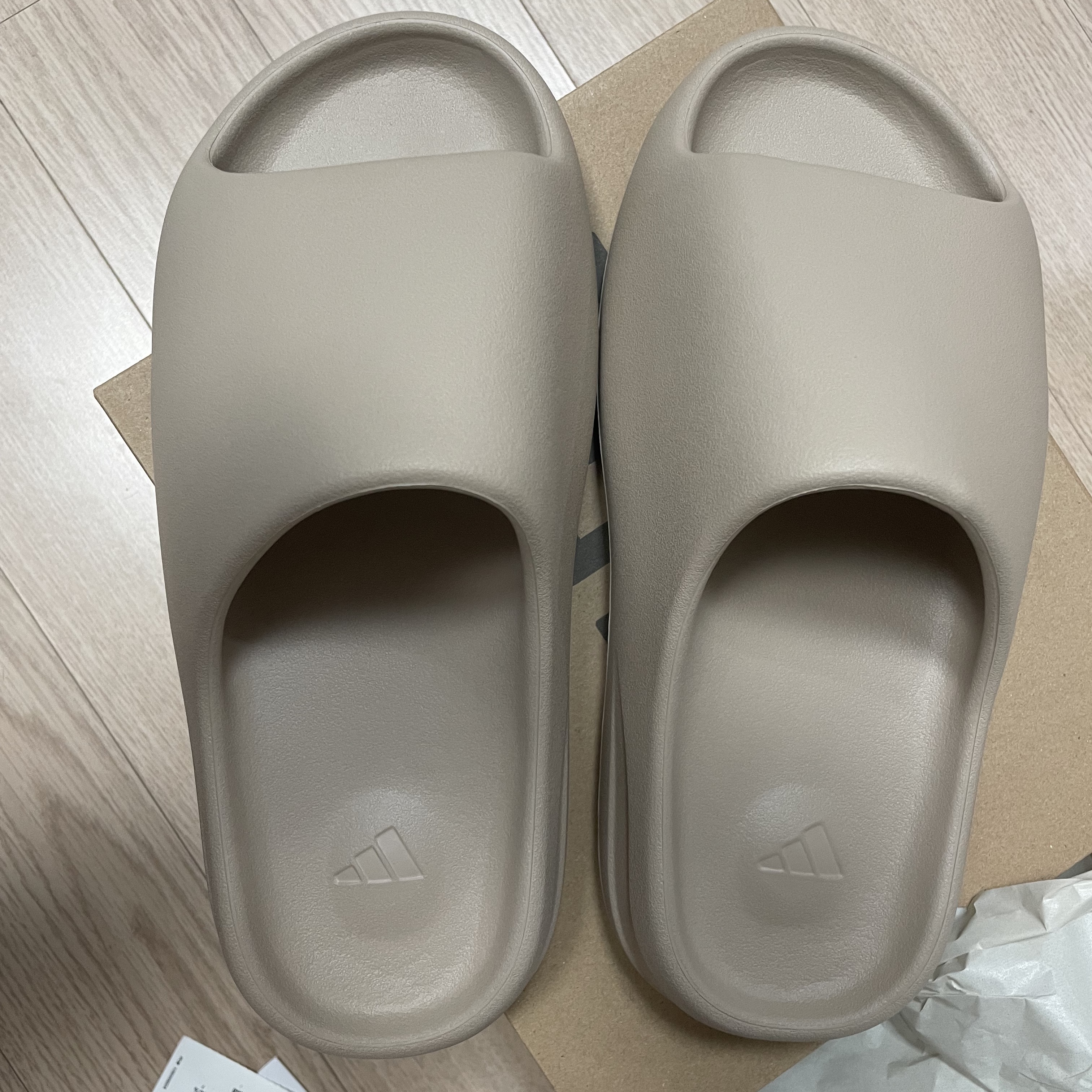 Adidas Yeezy Slide Pure - Re-Release Ver. 착용 스타일