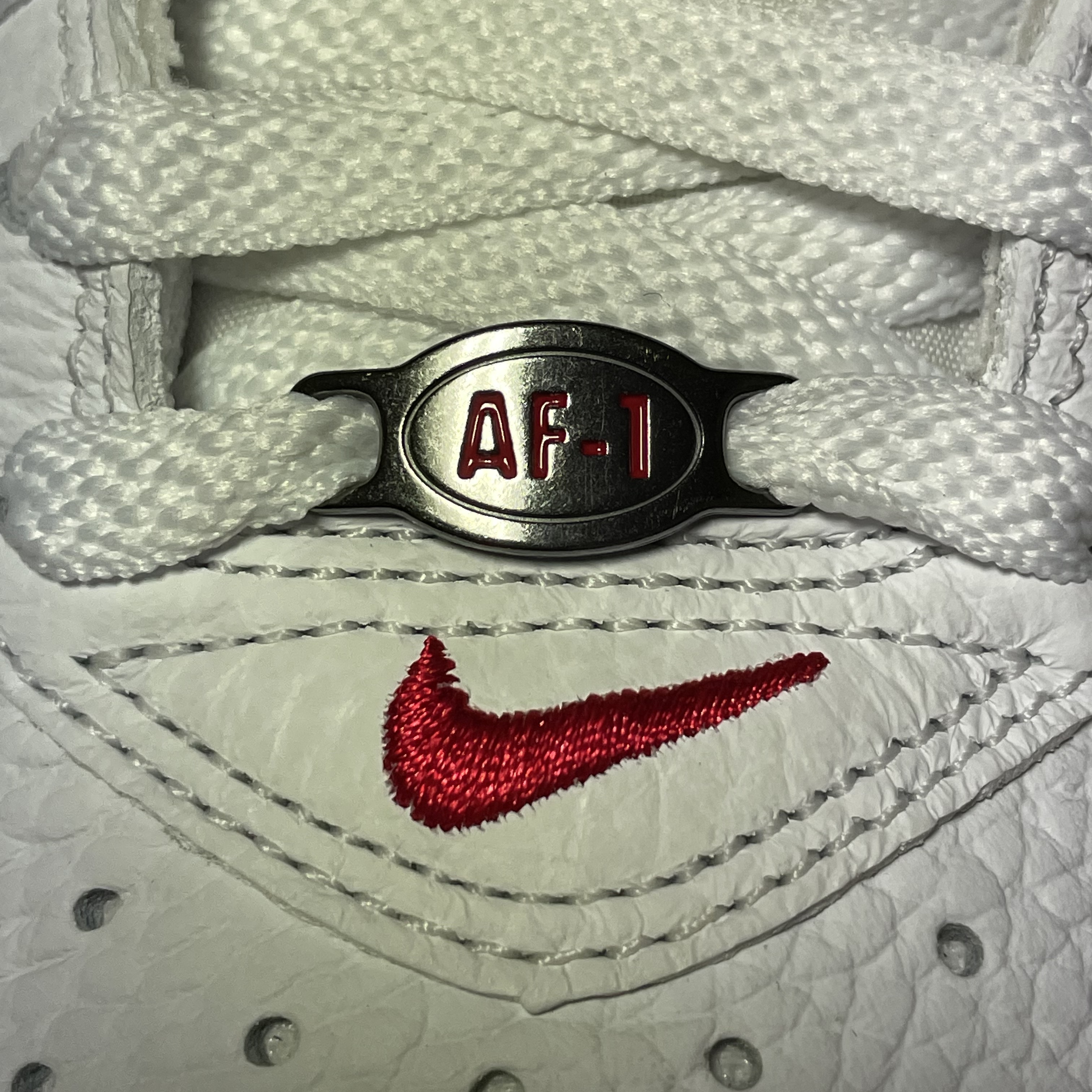 Nike Air Force 1 Mid QS University Red and Midnight Navy 착용 스타일 - 2