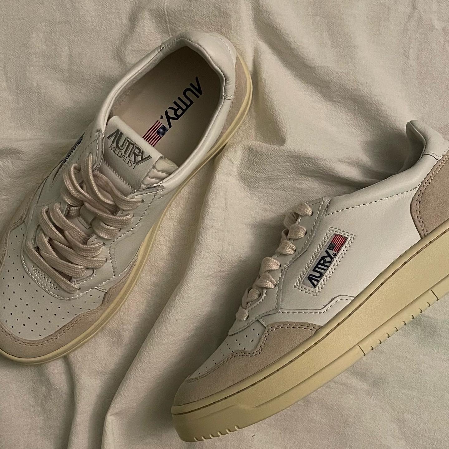 (W) Autry Medalist Low Leather Suede Sneakers White 착용 스타일 - 2