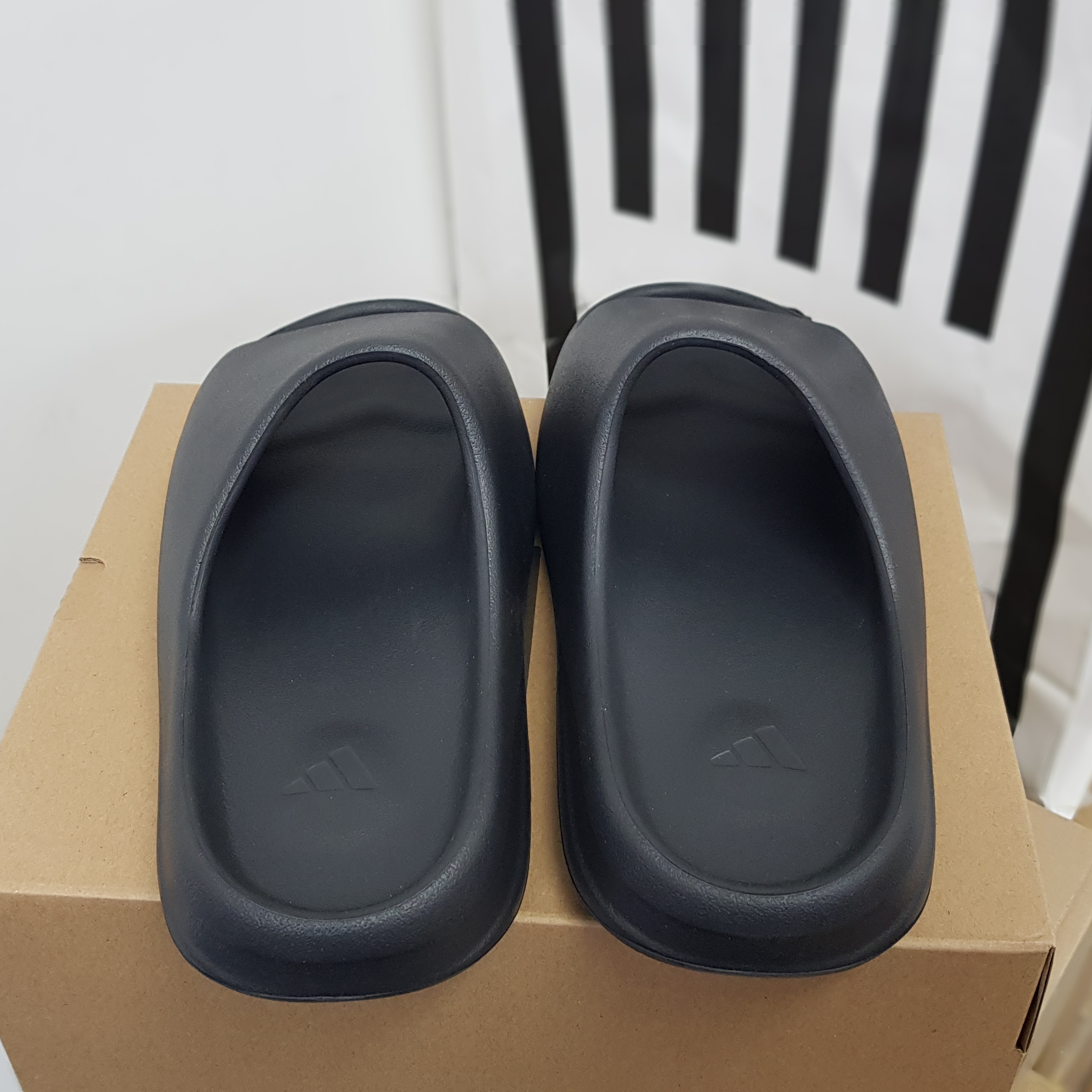 Adidas Yeezy Slide Onyx 착용 스타일 - 3