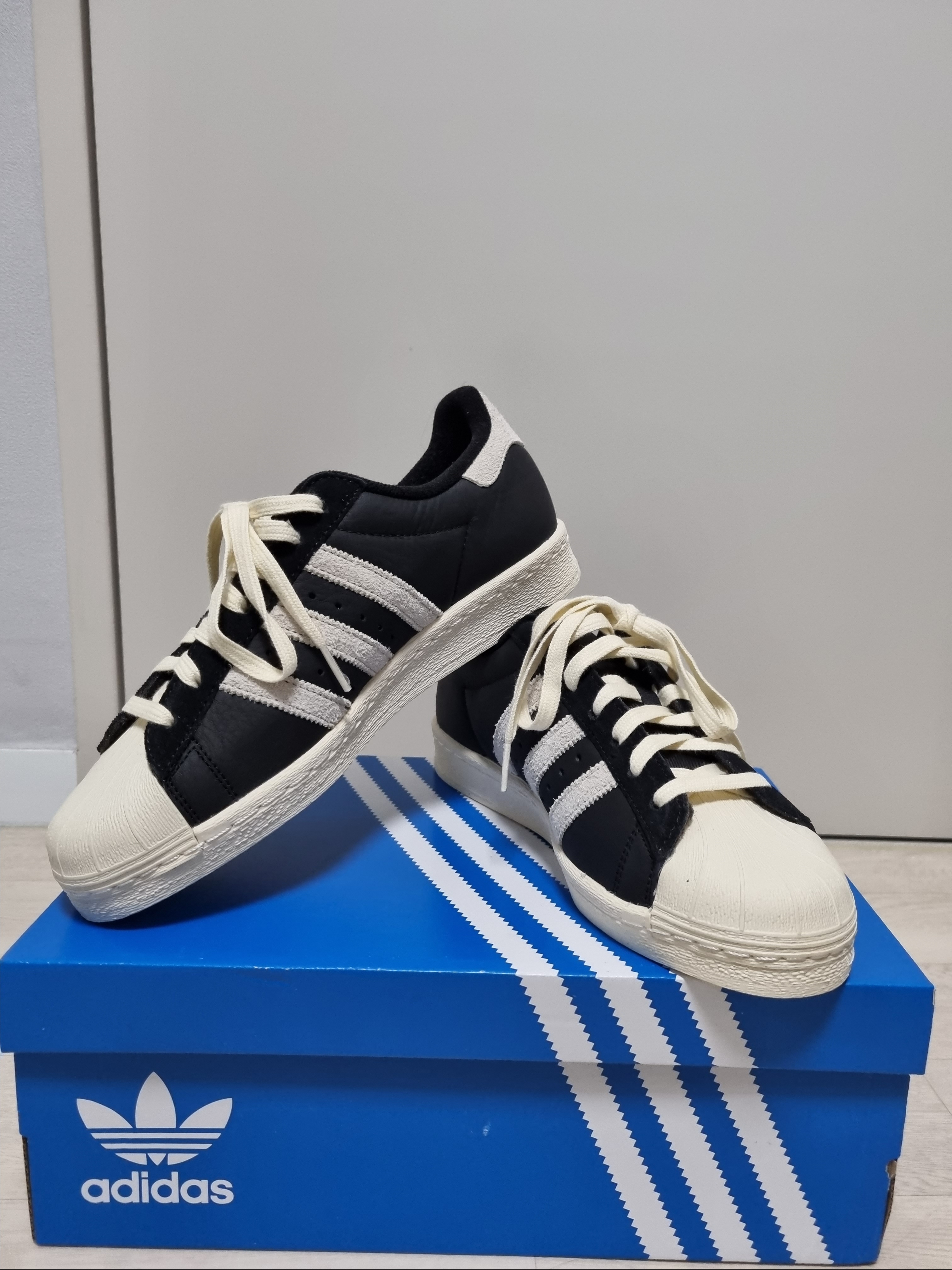 Adidas Superstar 82 Black White 착용 스타일 - 3
