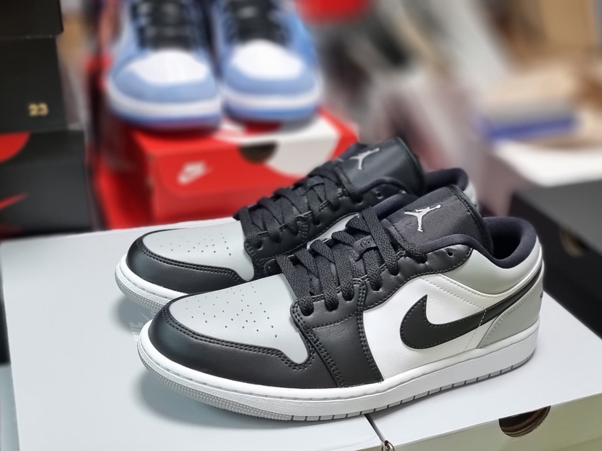 Jordan 1 Low Light Smoke Grey Black, Jordan 1 Retro High OG University Blue 착용 스타일