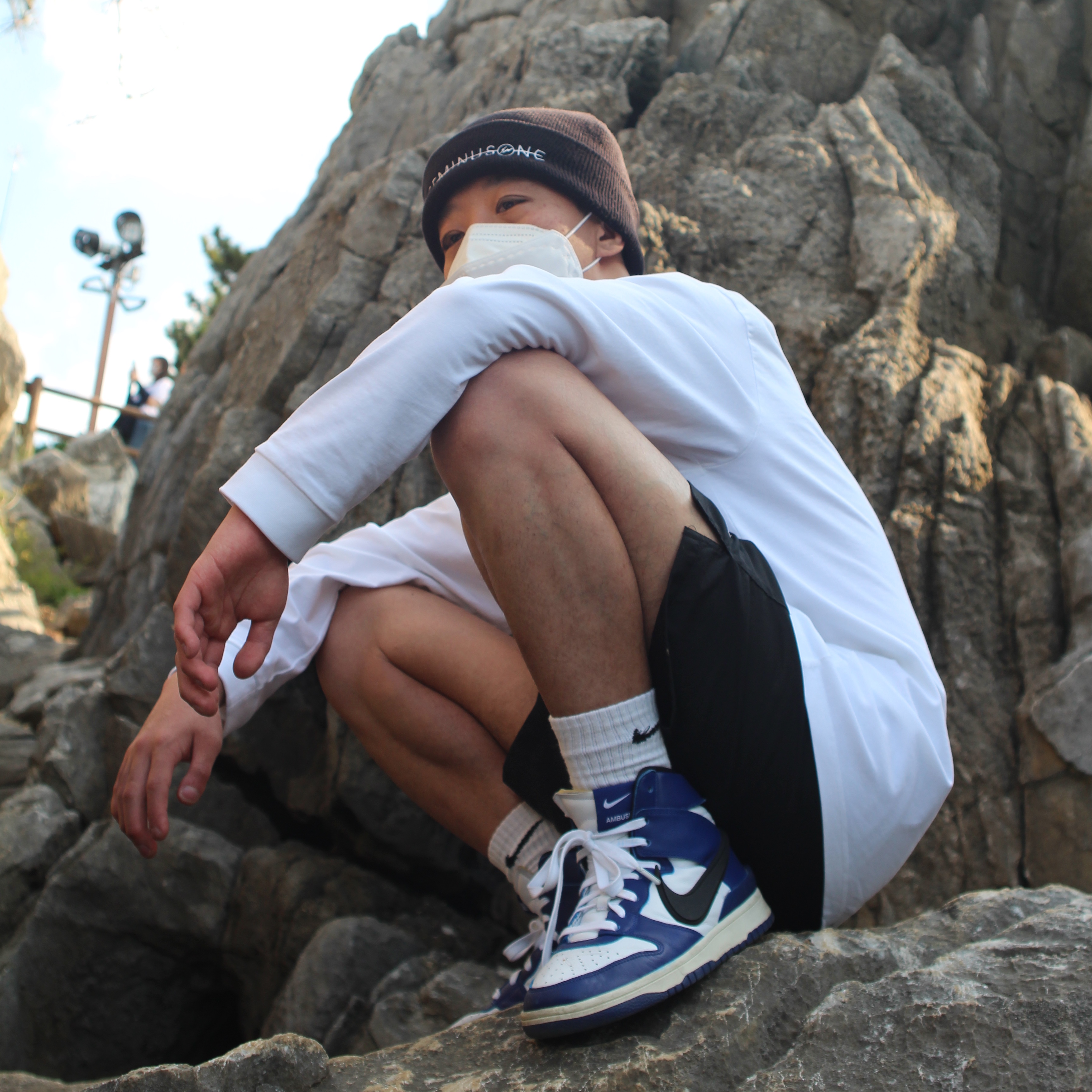 Jacquemus Le T-Shirt Gelo Print Ice Long Sleeve T-Shirt Print Ice White, Nike x Ambush Dunk High Deep Royal Blue 착용 스타일