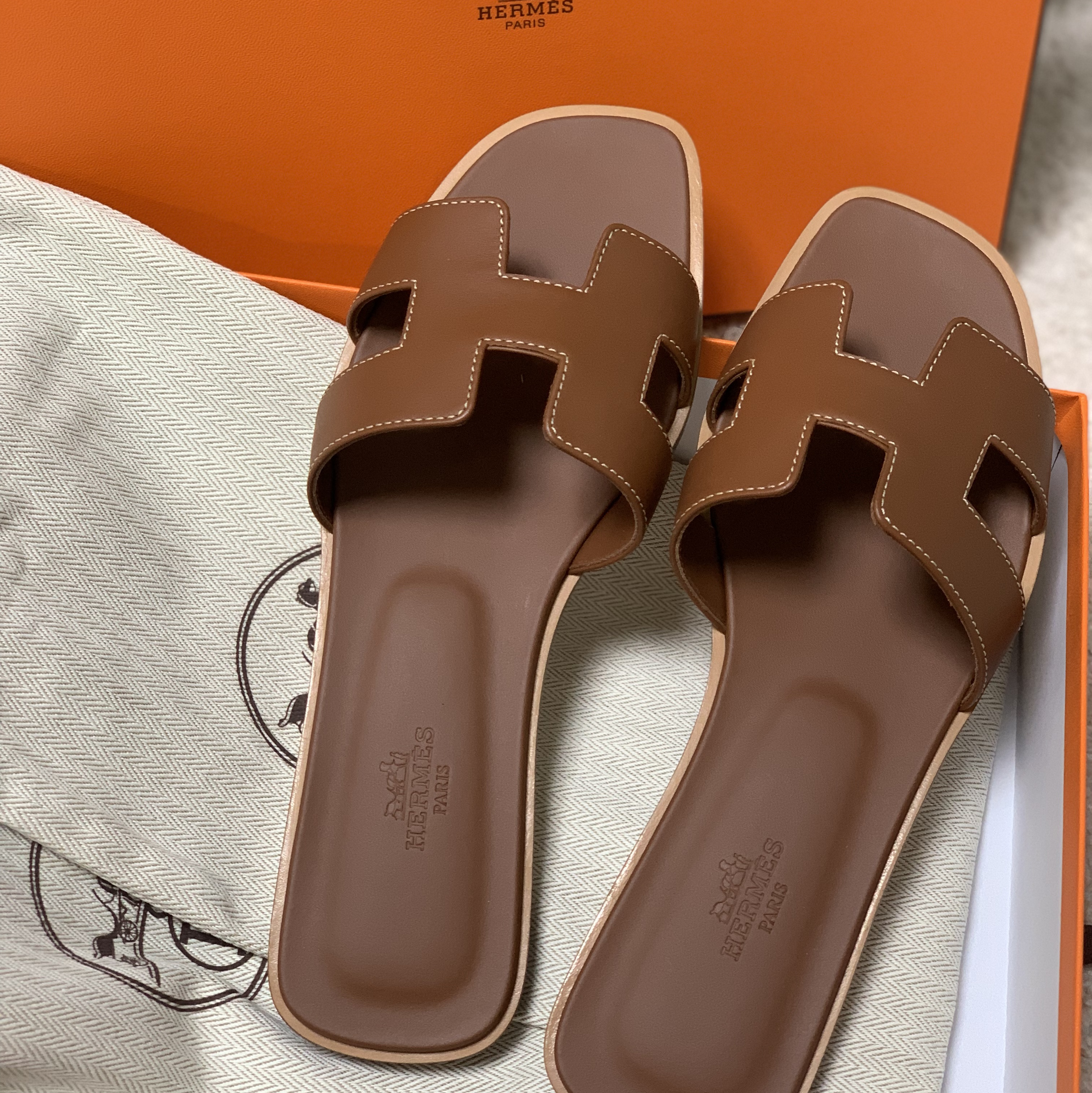 (W) Hermes Oran Sandal Calfskin & Gold Piqures Ecrues 착용 스타일