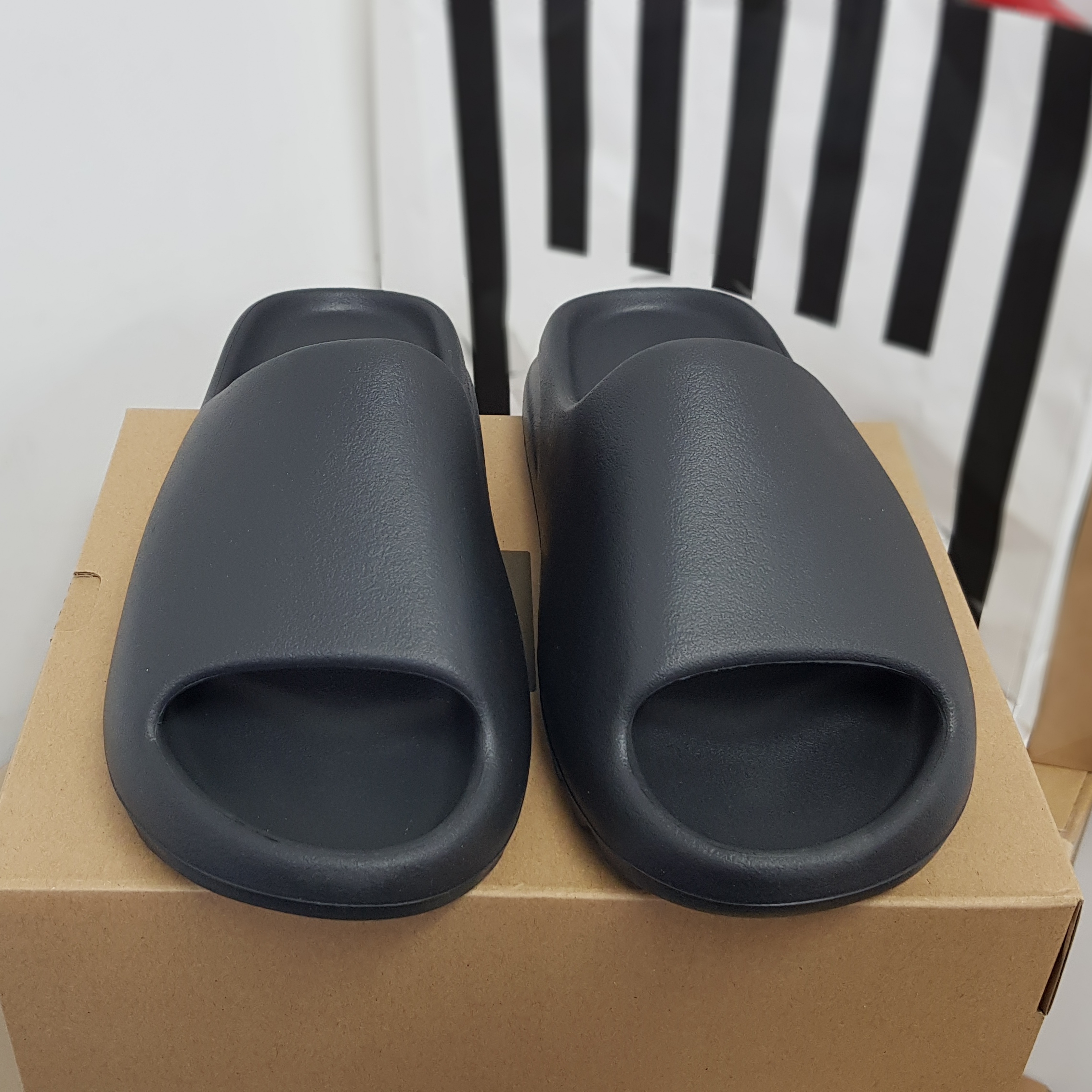 Adidas Yeezy Slide Onyx 착용 스타일 - 2