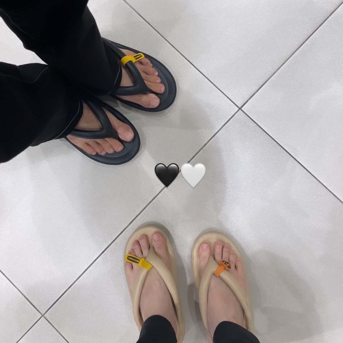 New Balance x Taw&Toe Flip Flop Beige, New Balance x Taw&Toe Flip Flop Black 착용 스타일