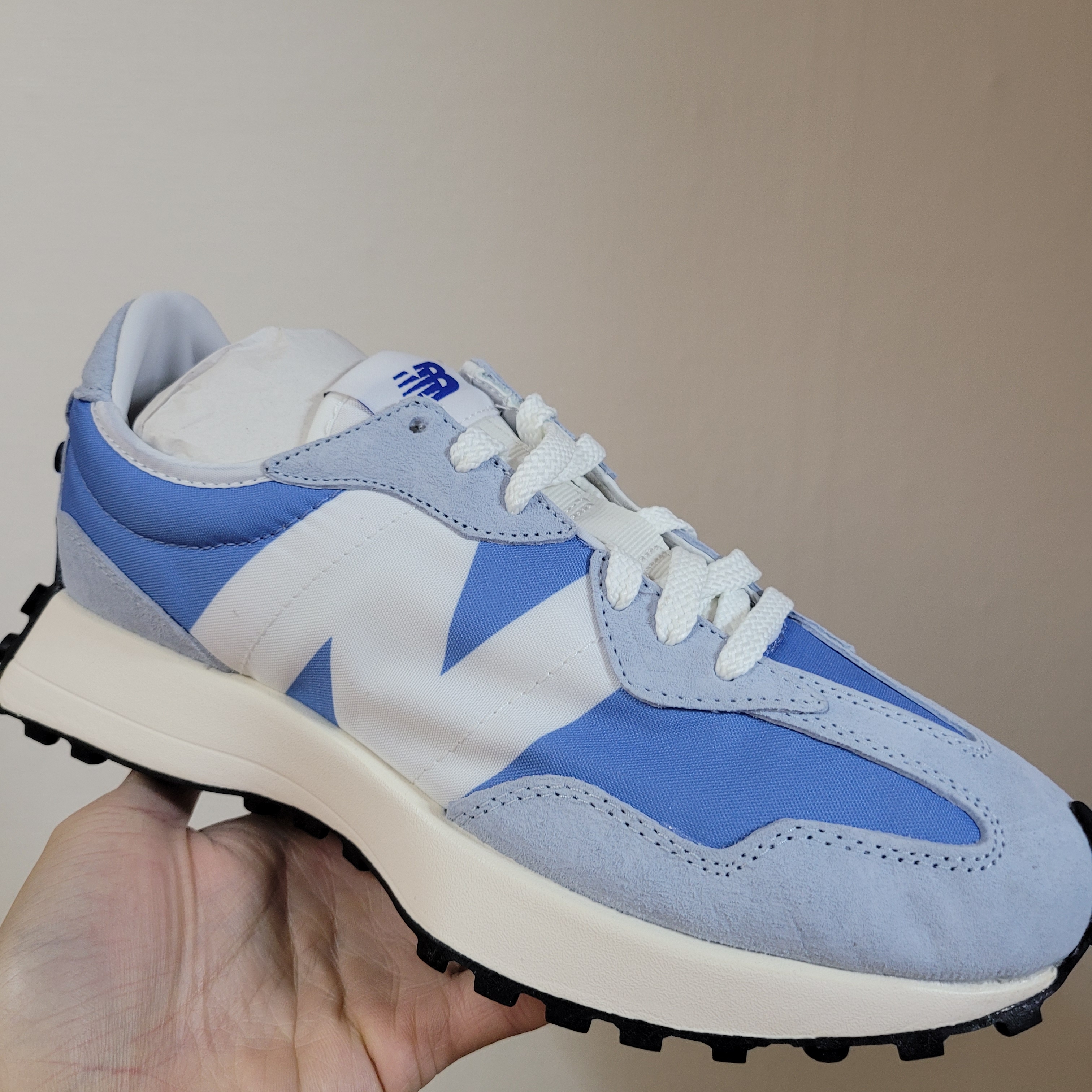 New Balance 327 Blue White 착용 스타일