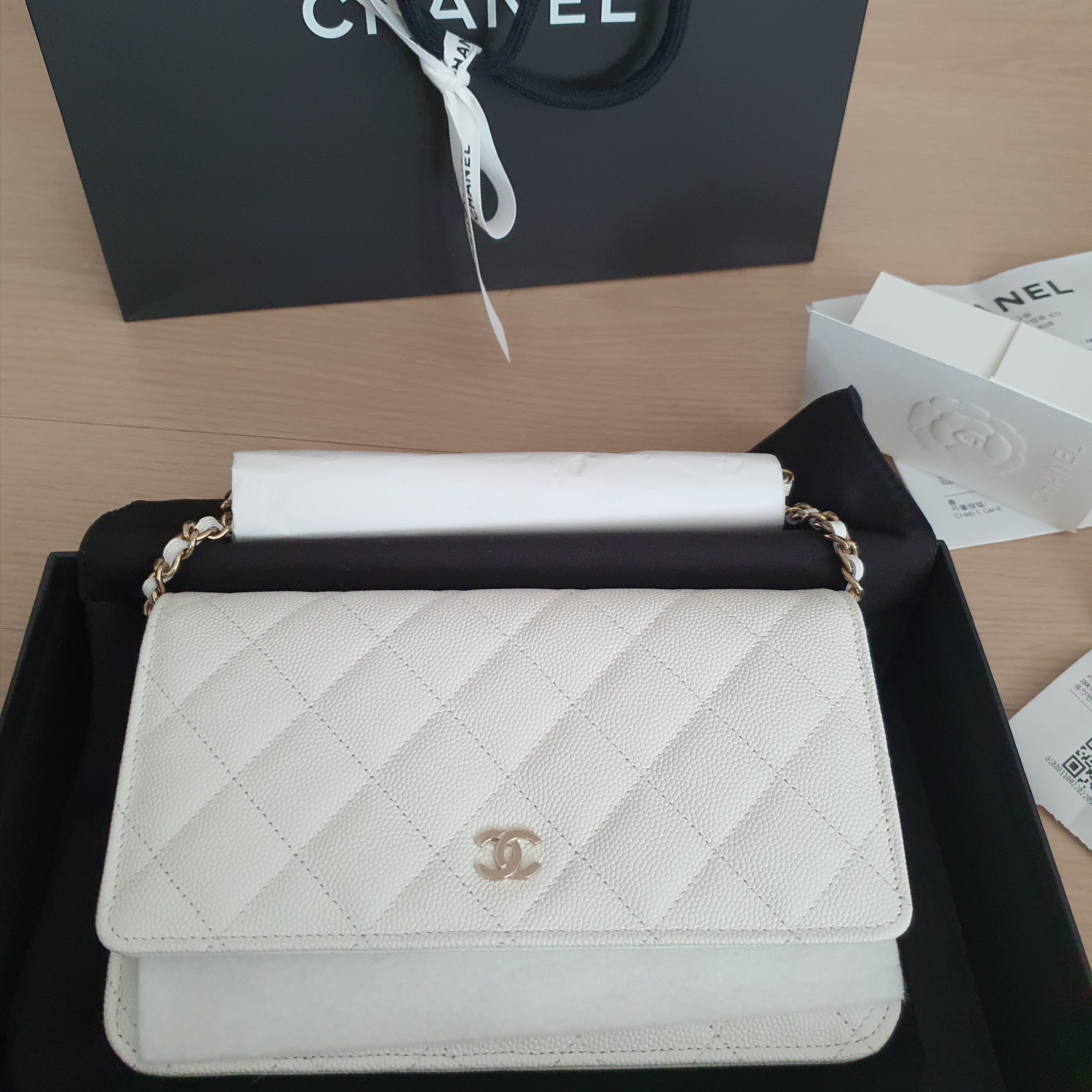 Chanel Classic Wallet On Chain Grained Calfskin & Gold White 착용 스타일
