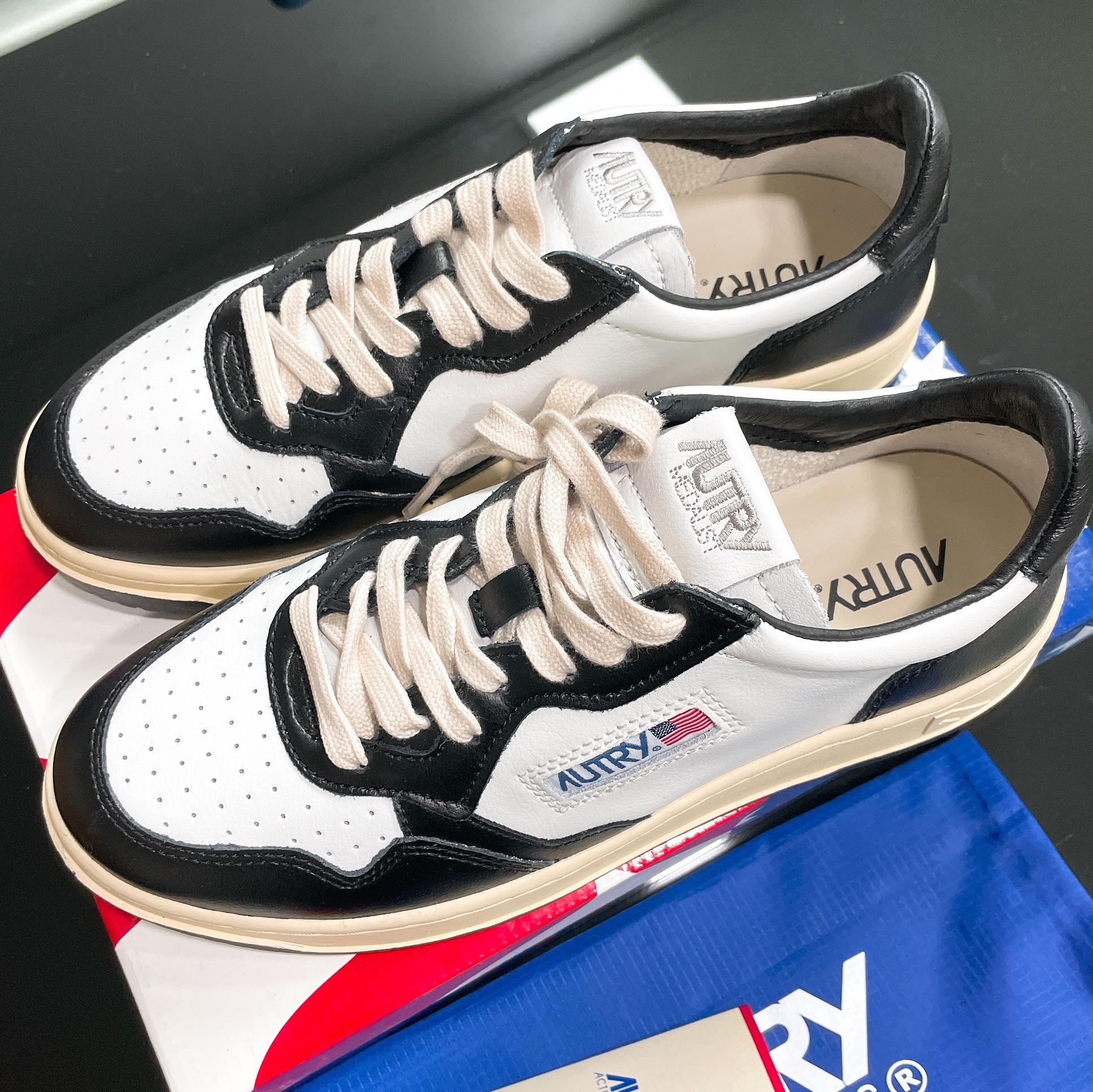 Autry Medalist Low Leather Sneakers Black White 착용 스타일