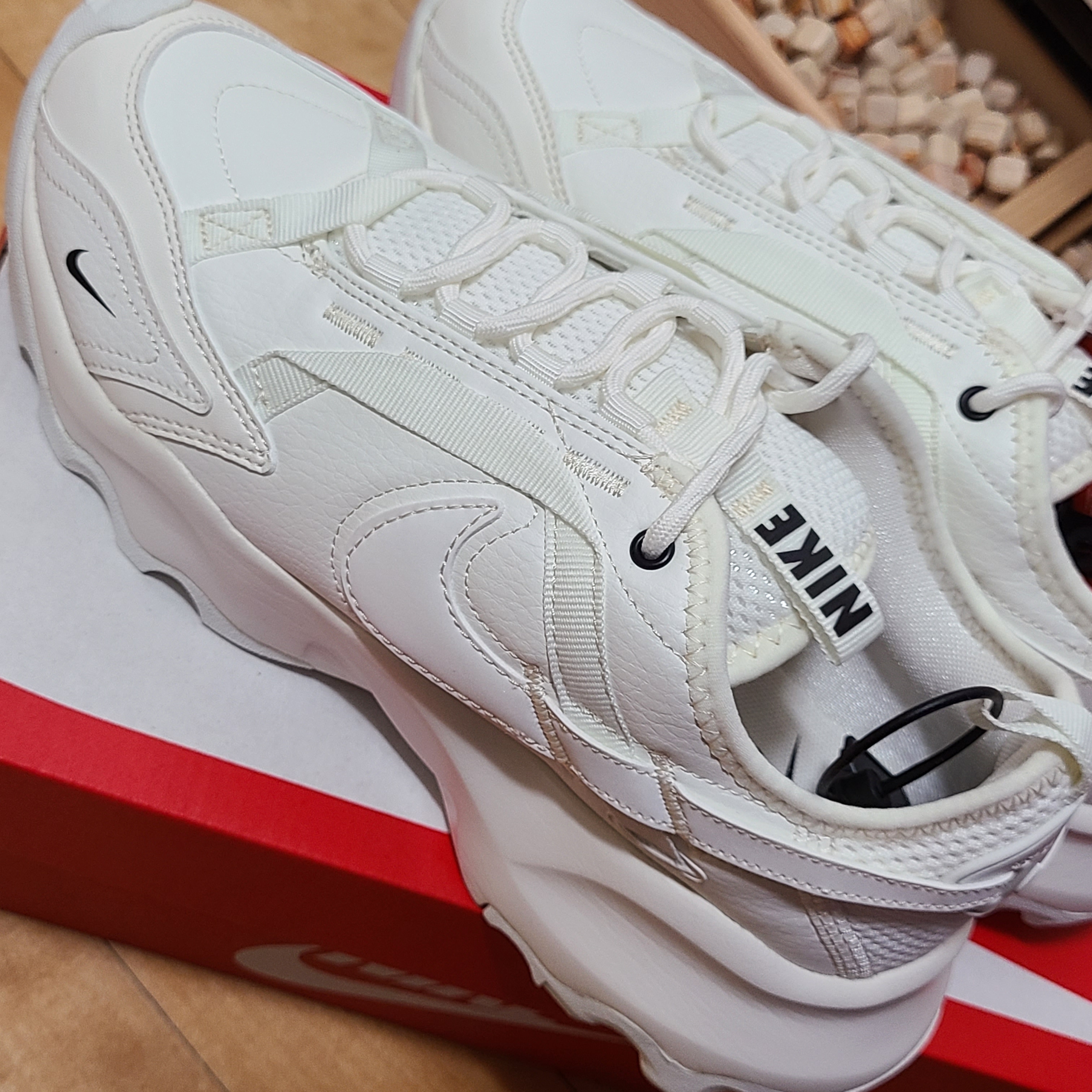 (W) Nike TC 7900 Summit White 착용 스타일