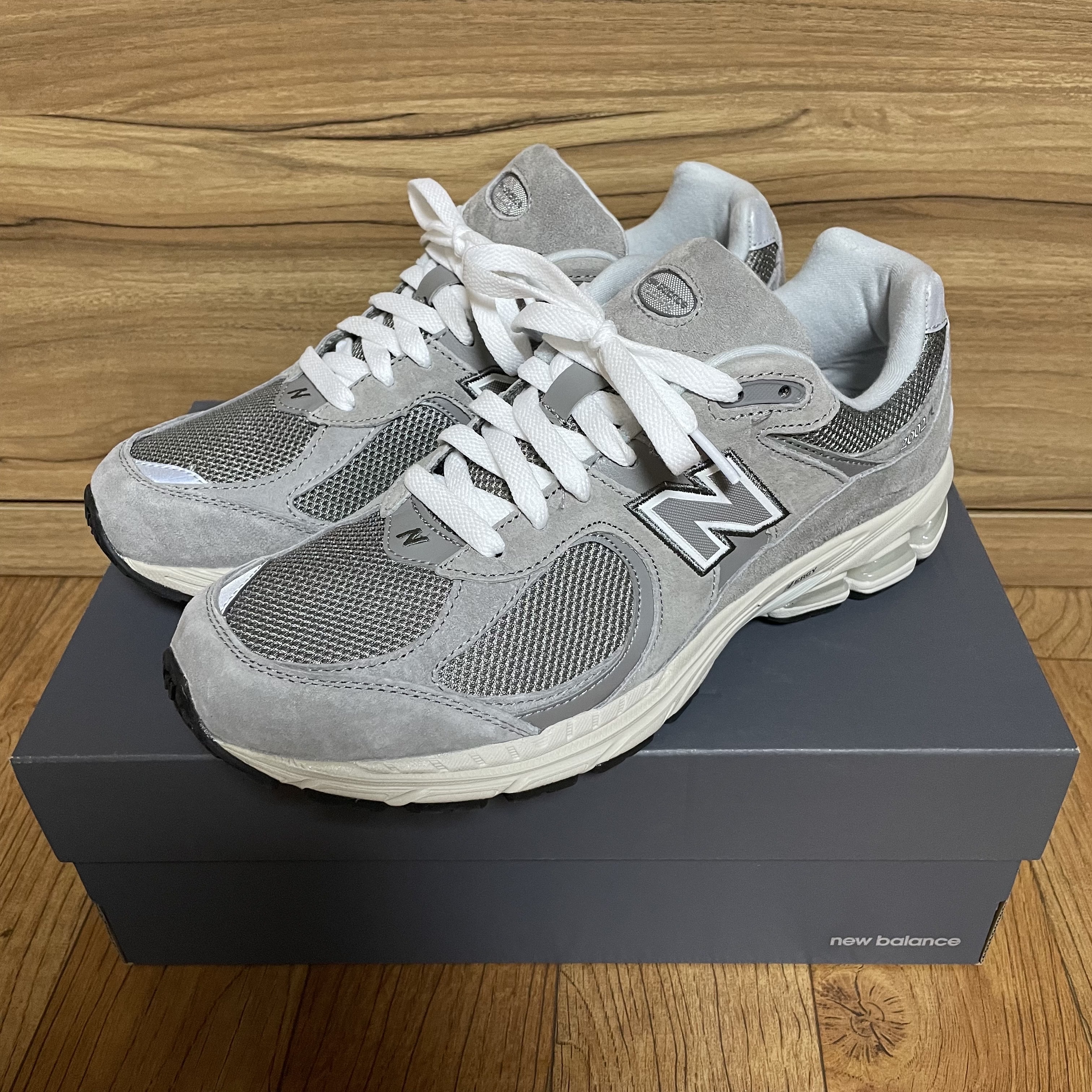 New Balance 2002R Grey 착용 스타일