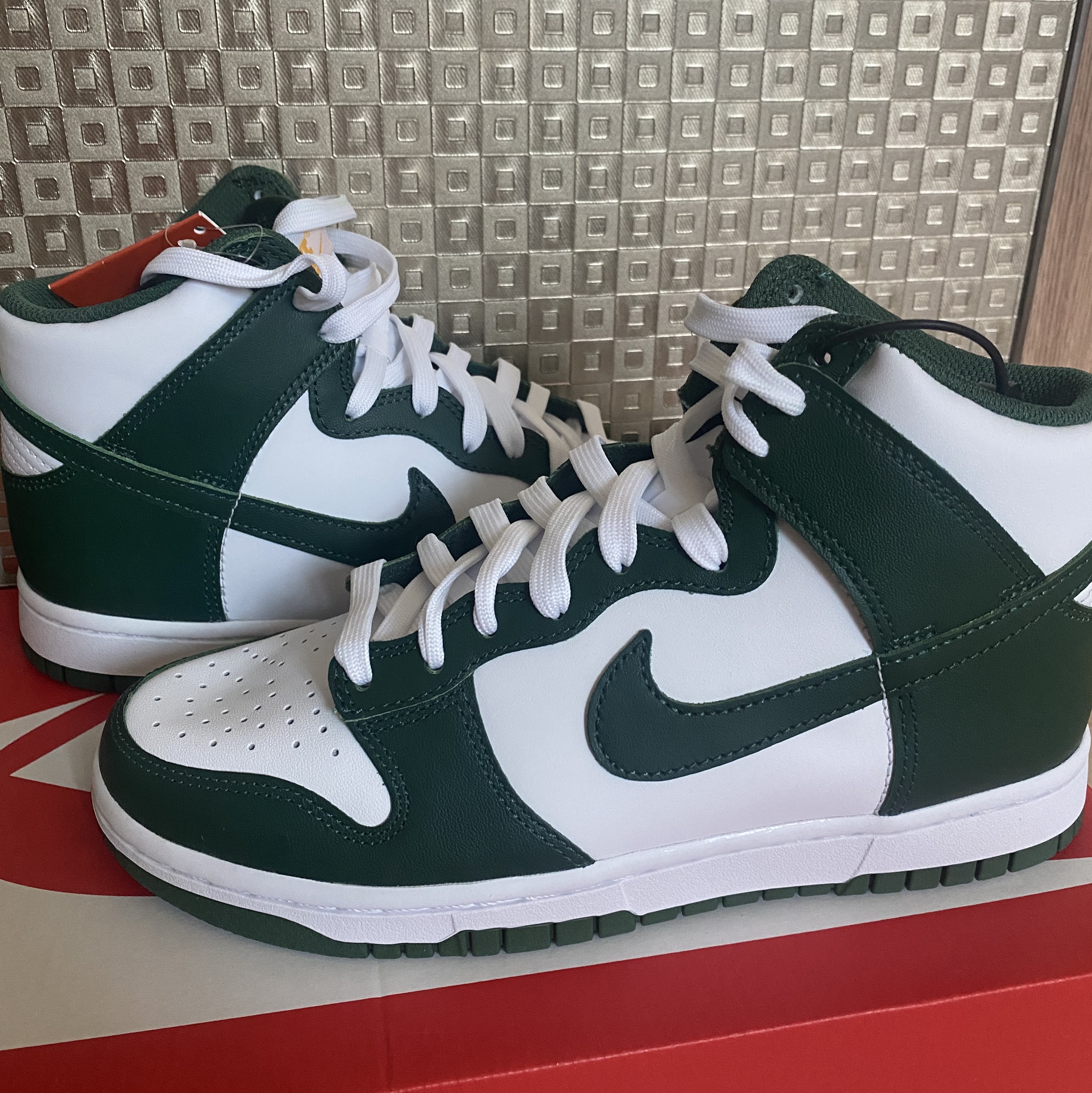 Nike Dunk High Retro Noble Green 착용 스타일