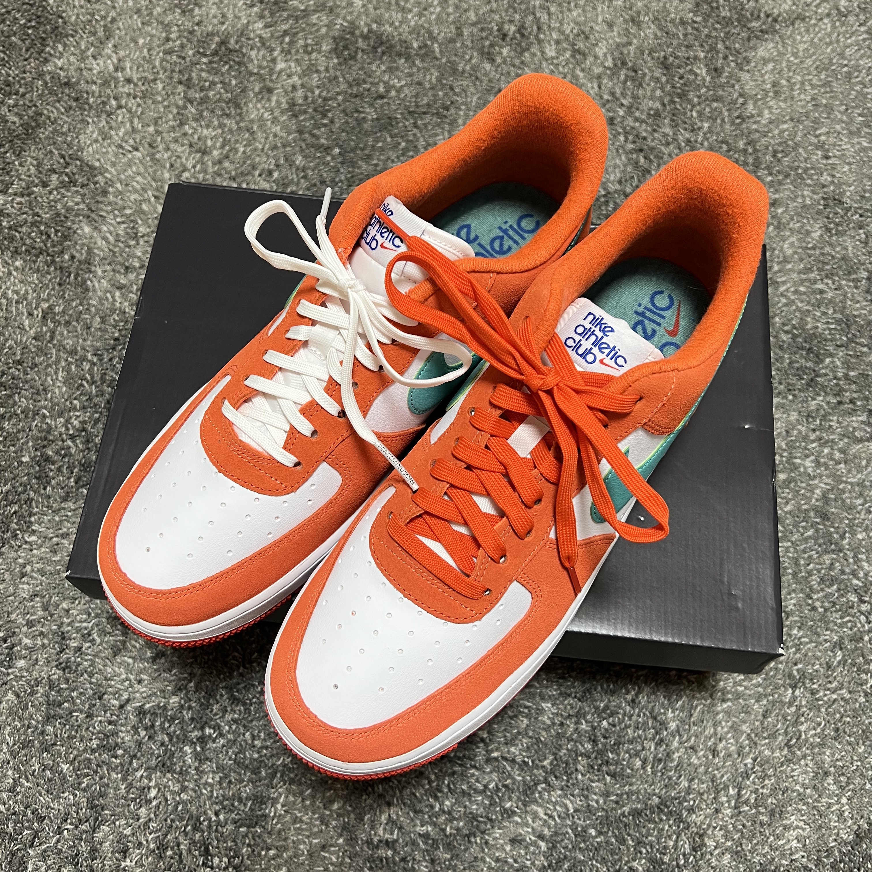 Nike Air Force 1 '07 LV8 Athletic Club Rush Orange Washed Teal 착용 스타일 - 2