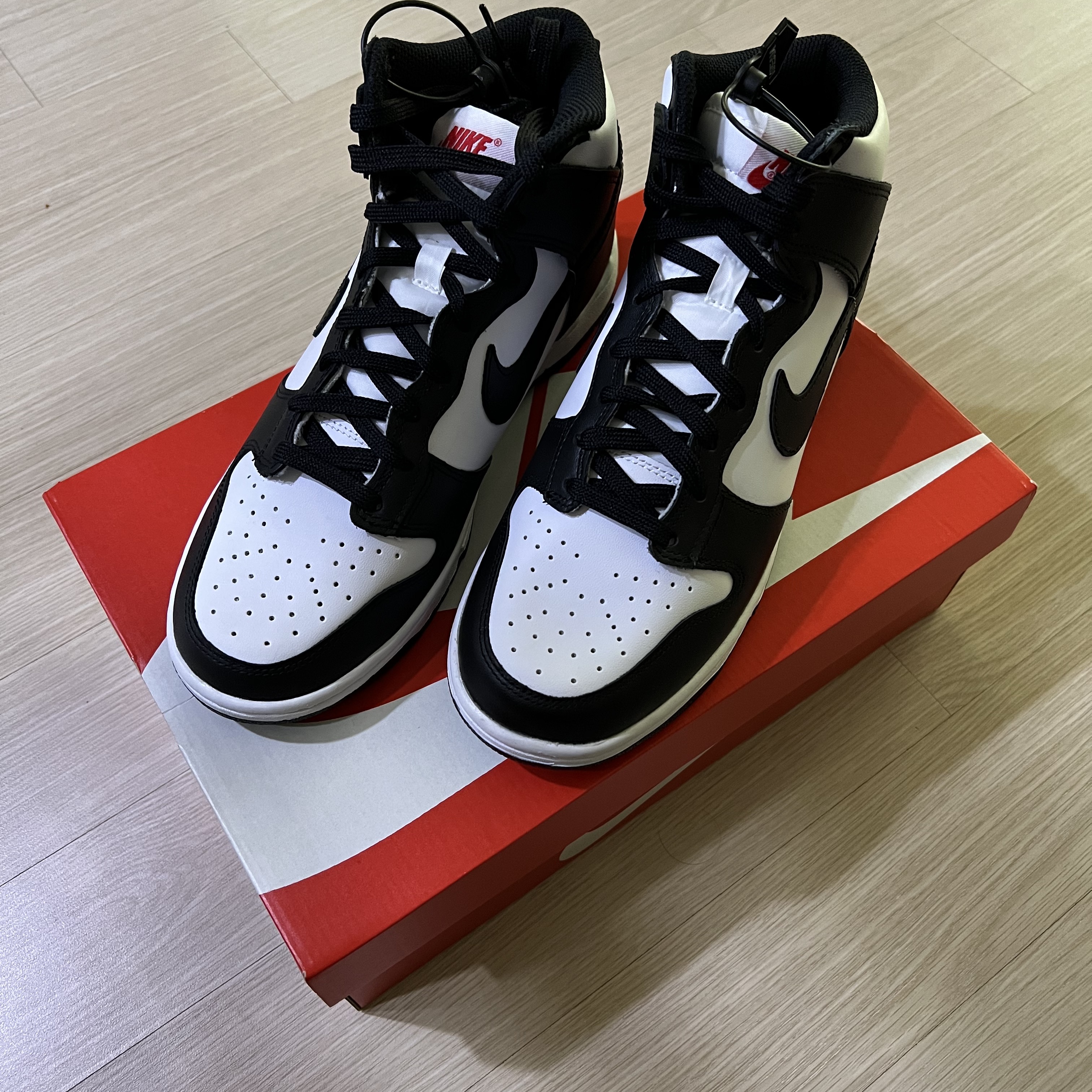 (W) Nike Dunk High Black and White 착용 스타일