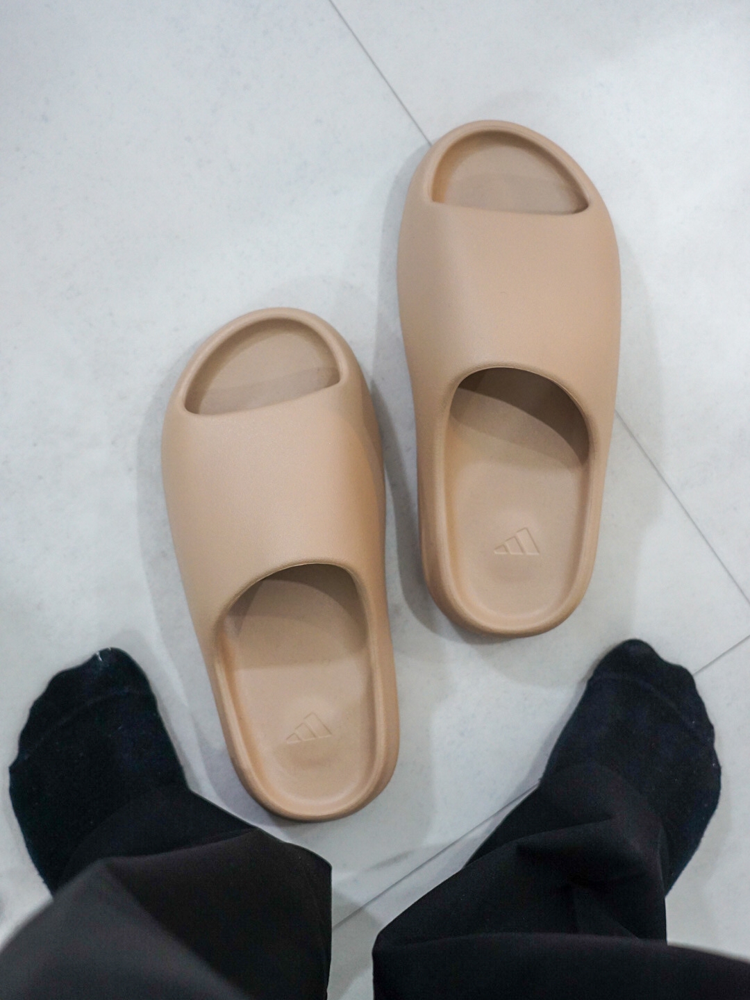 Adidas Yeezy Slide Pure - Re-Release Ver. 착용 스타일