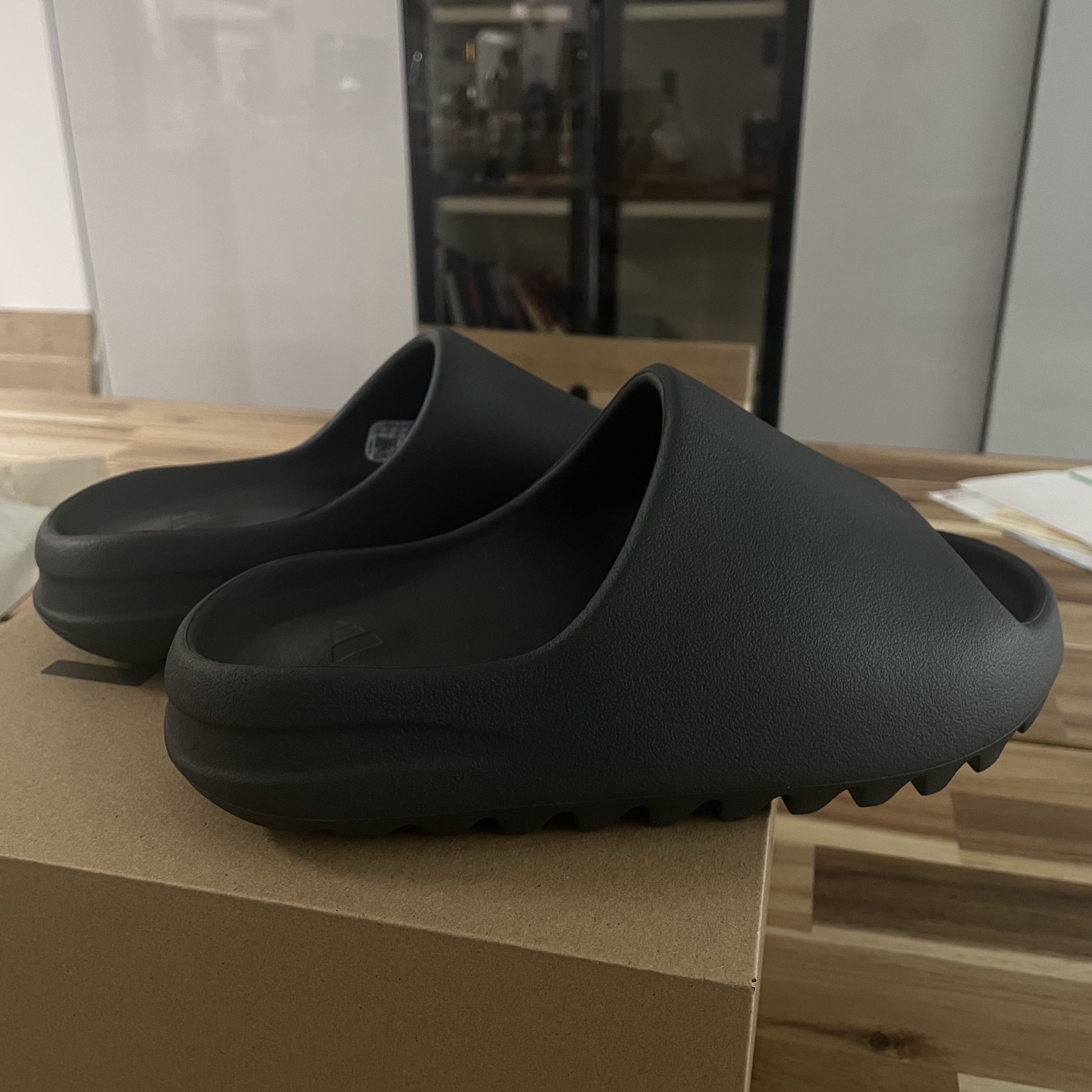 Adidas Yeezy Slide Onyx 착용 스타일 - 3