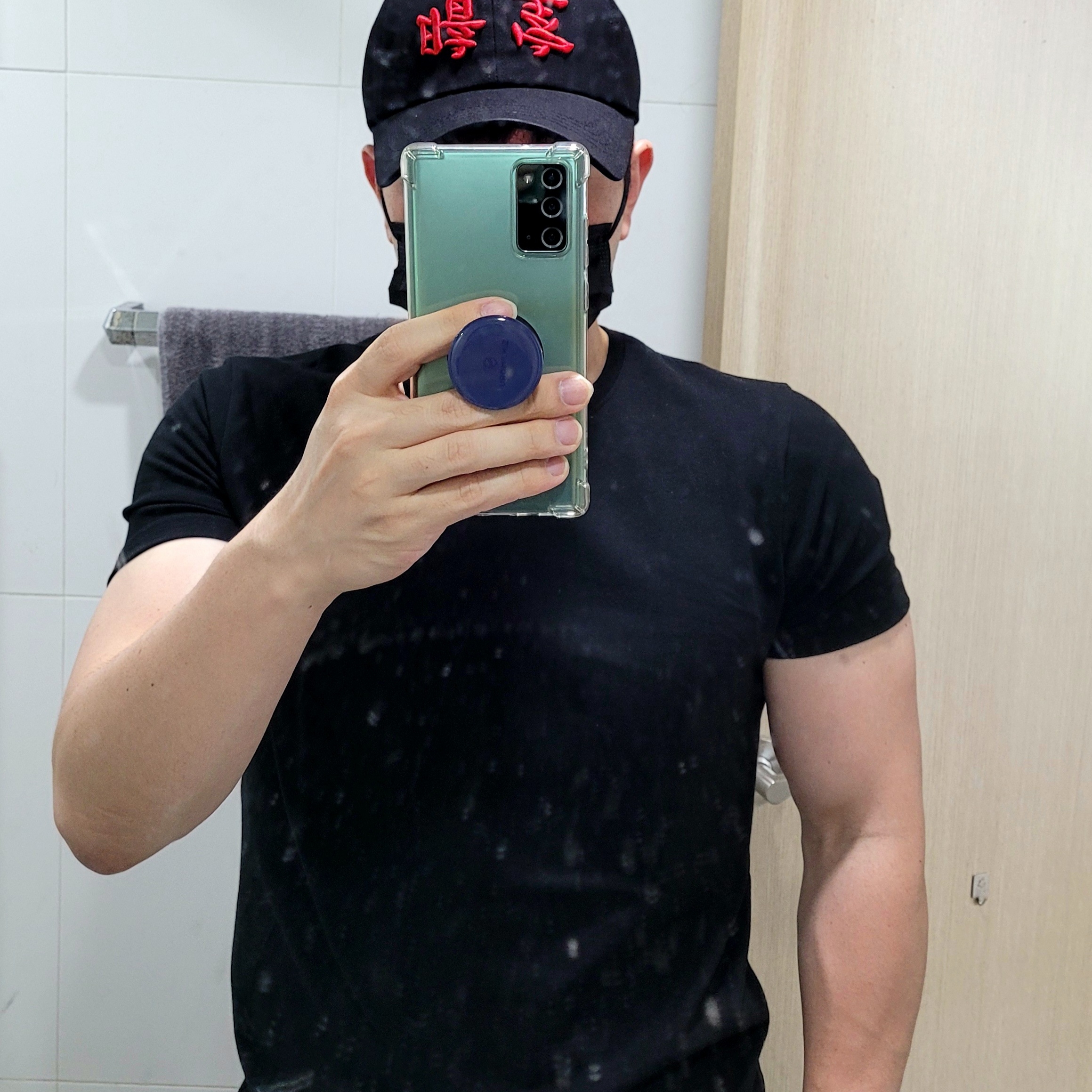 Darkr8m Studio Upside Down Red Logo Cap 착용 스타일