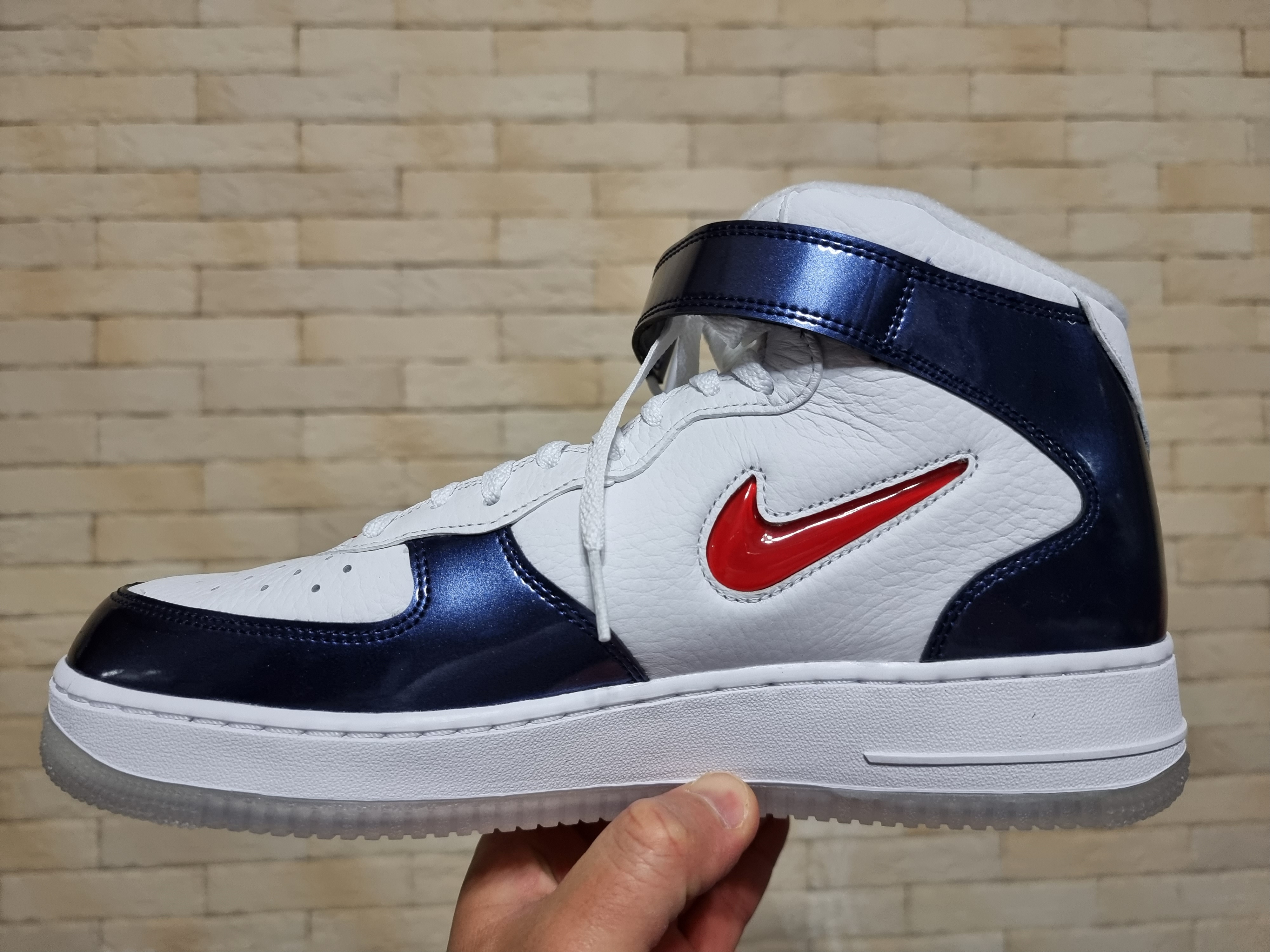 Nike Air Force 1 Mid QS University Red and Midnight Navy 착용 스타일 - 2