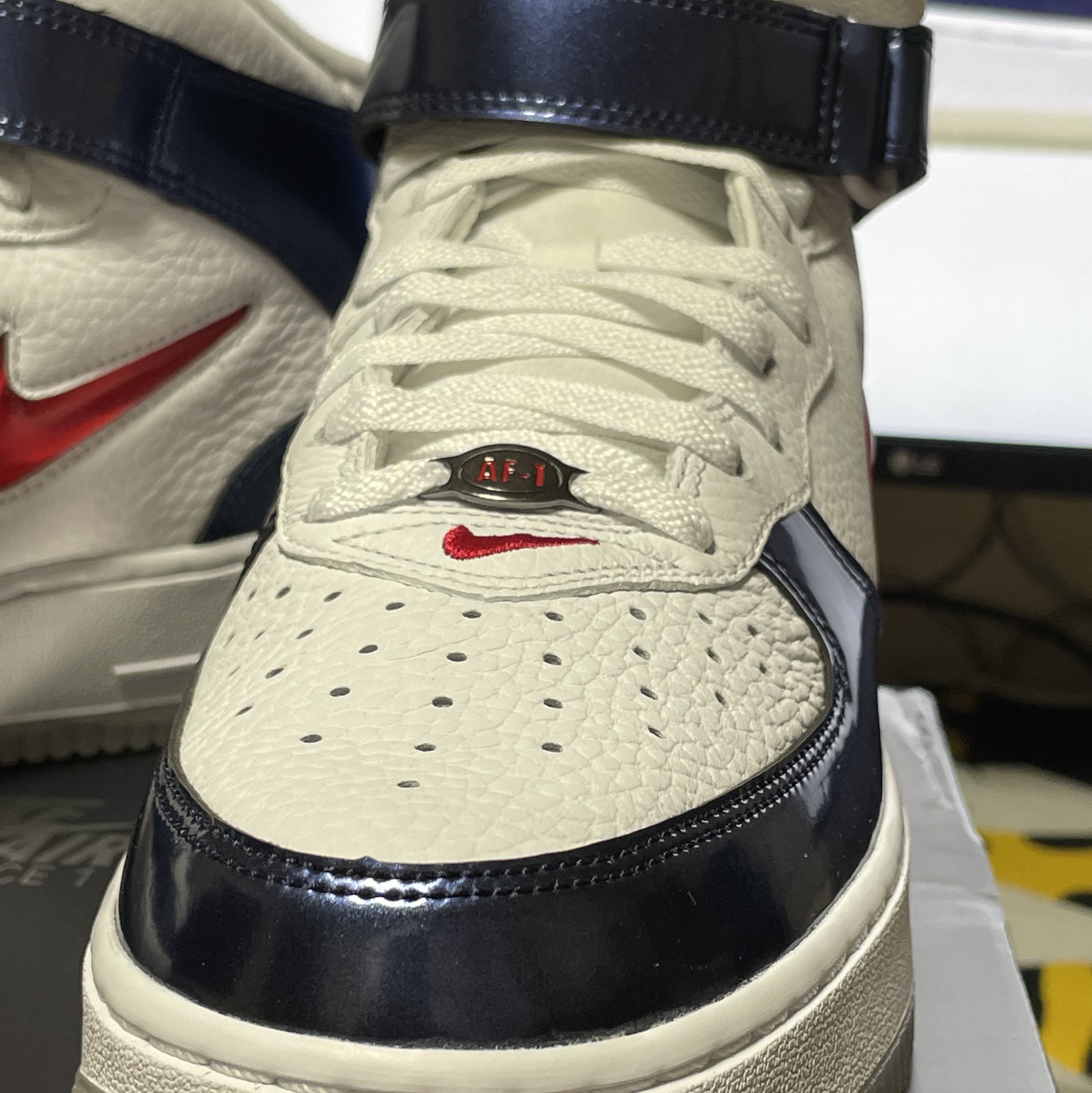 Nike Air Force 1 Mid QS University Red and Midnight Navy 착용 스타일 - 3