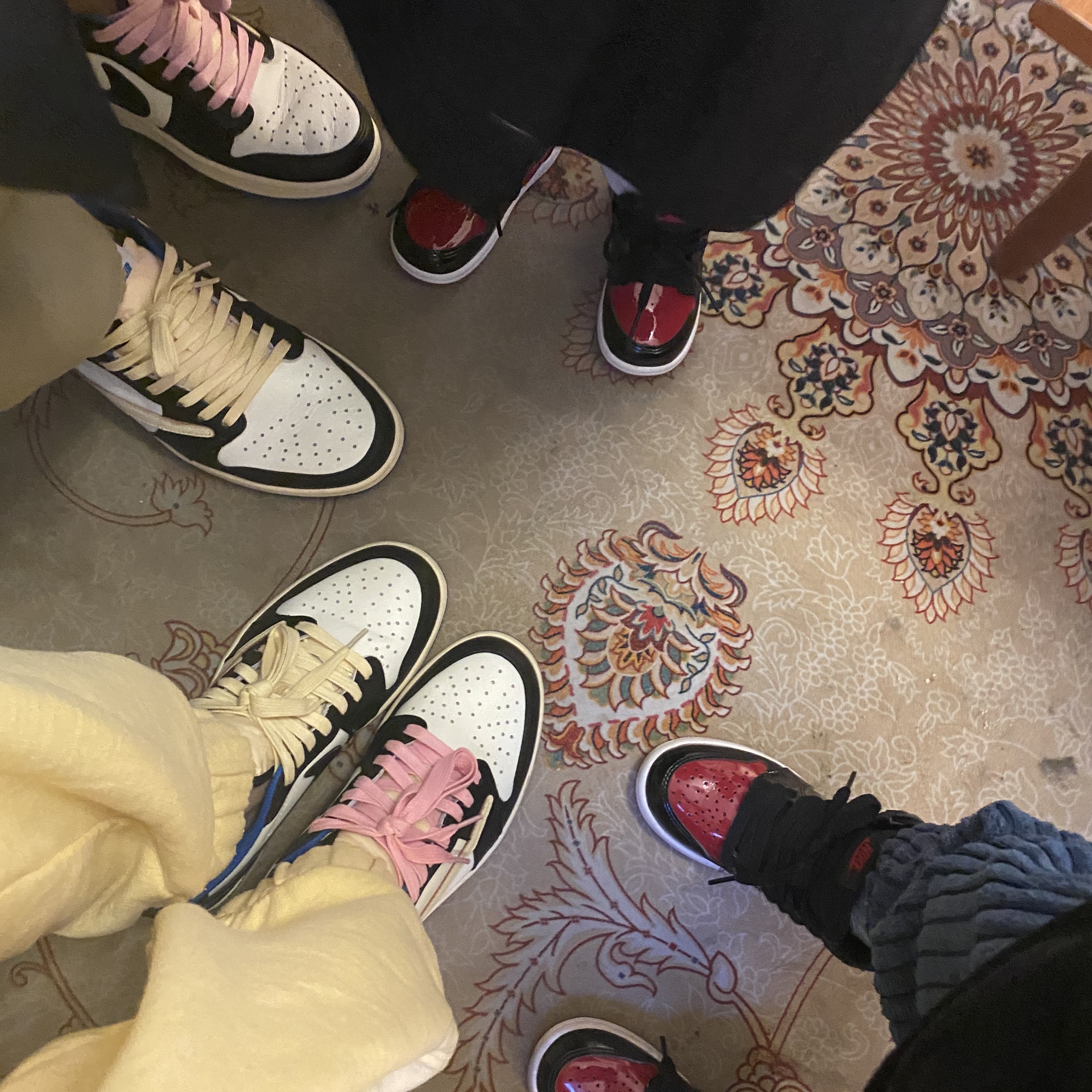 Jordan 1 x Travis Scott x Fragment Retro Low OG SP Military Blue, Jordan 1 Retro High OG Patent Bred 착용 스타일 - 3