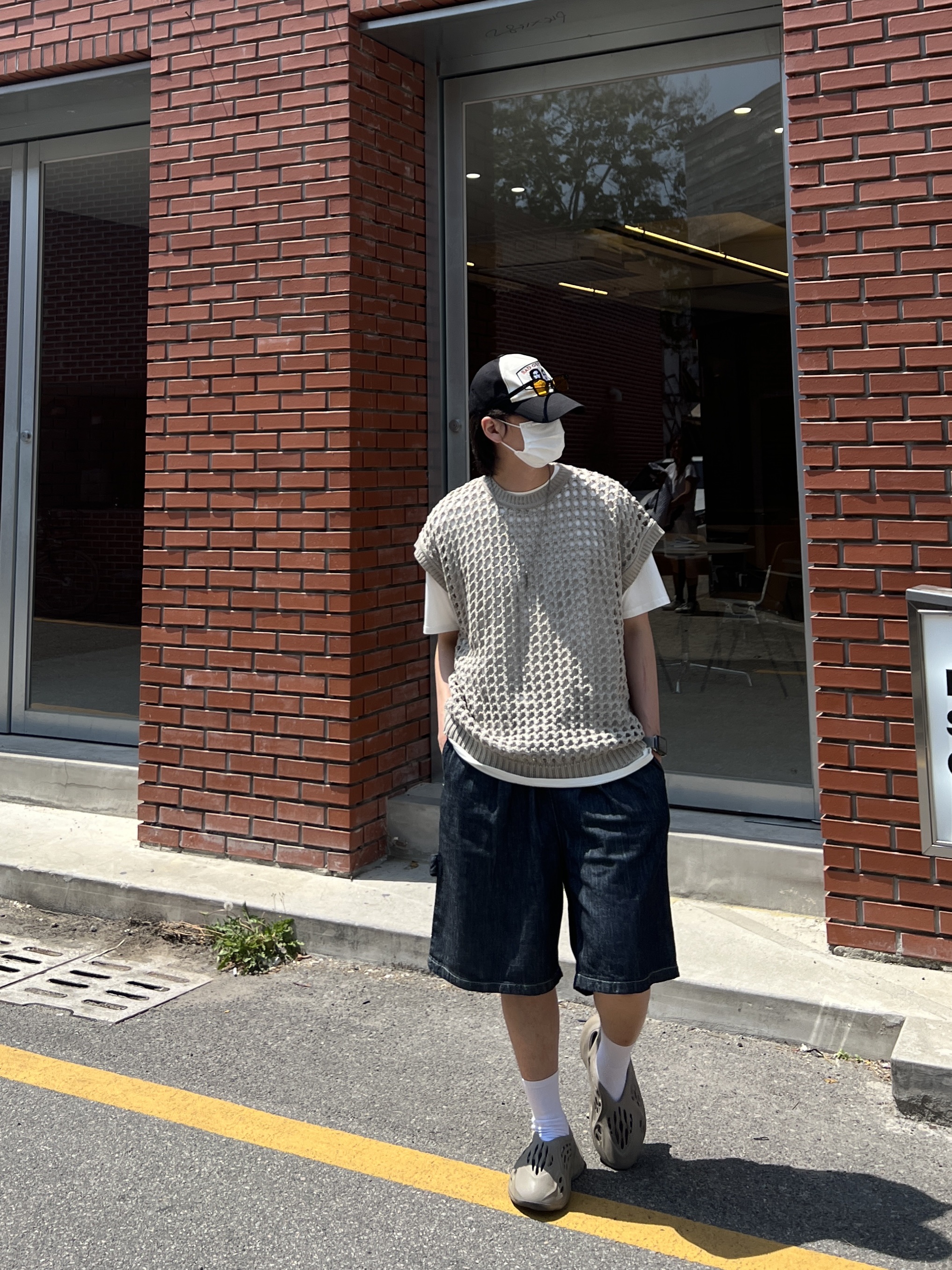 Adidas Yeezy Foam RNNR Stone Sage 착용 스타일
