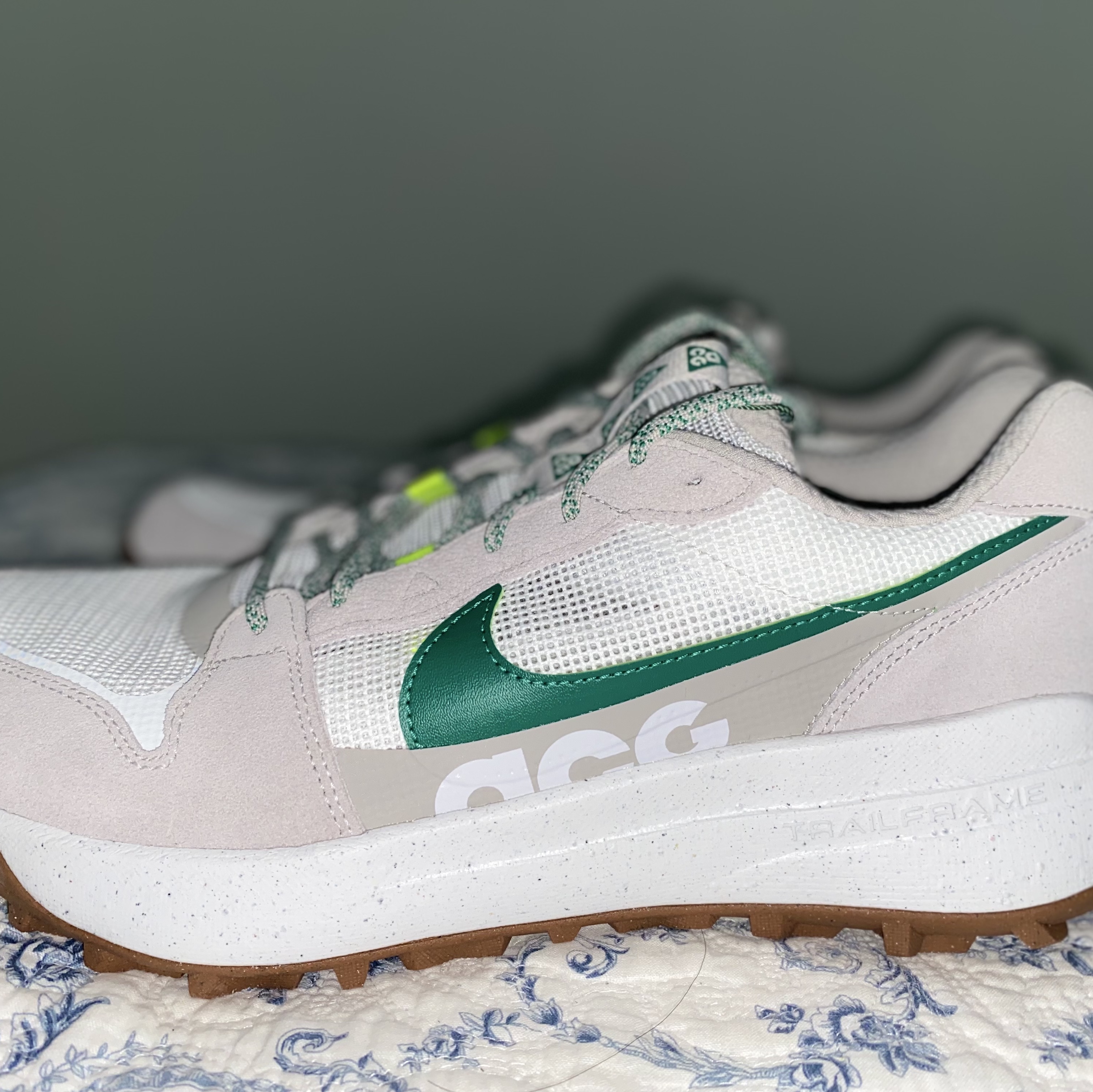 Nike ACG Lowcate Light Iron Ore 착용 스타일 - 1