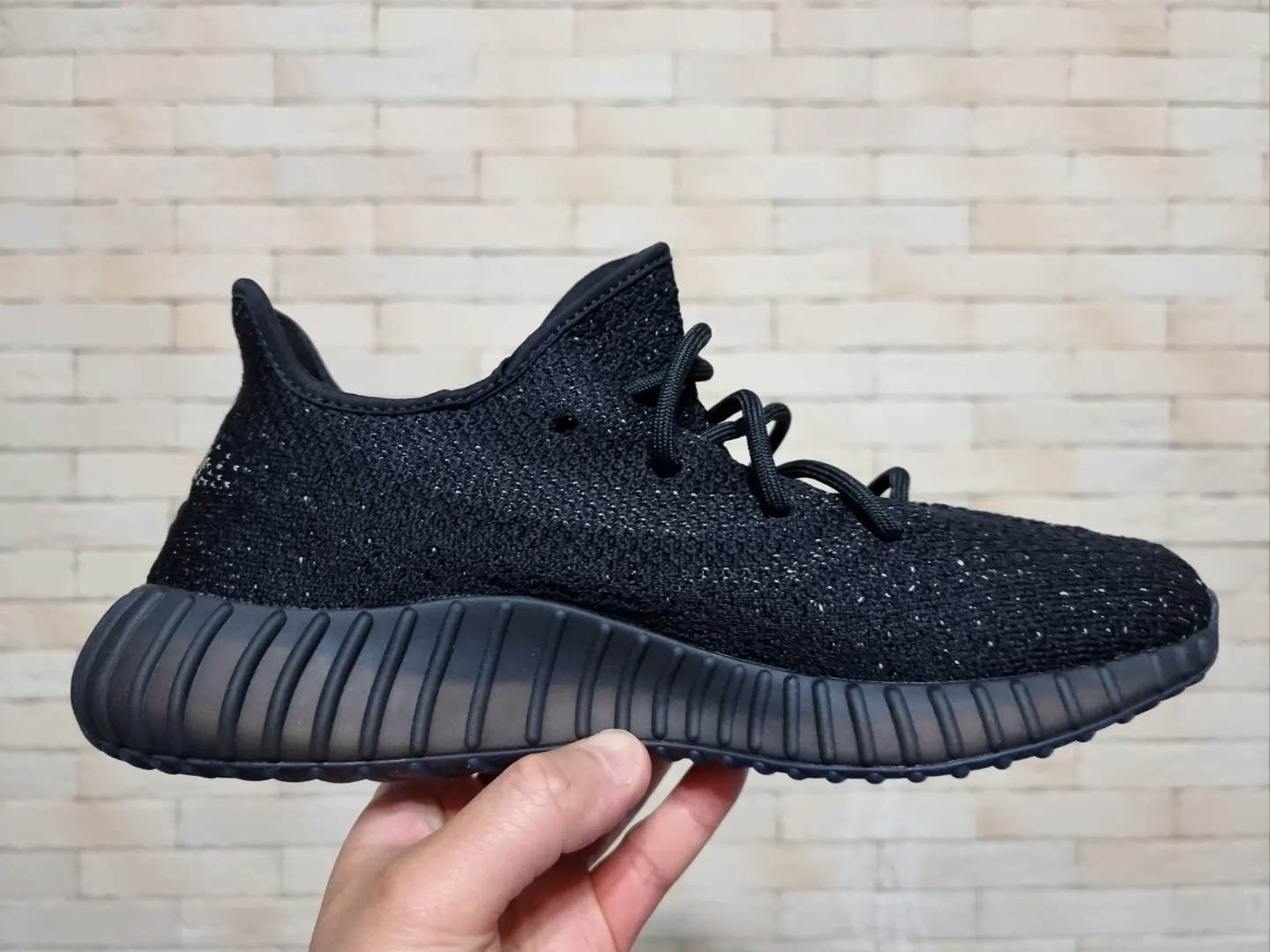 Adidas Yeezy Boost 350 V2 Core Black White 2022 착용 스타일 - 2