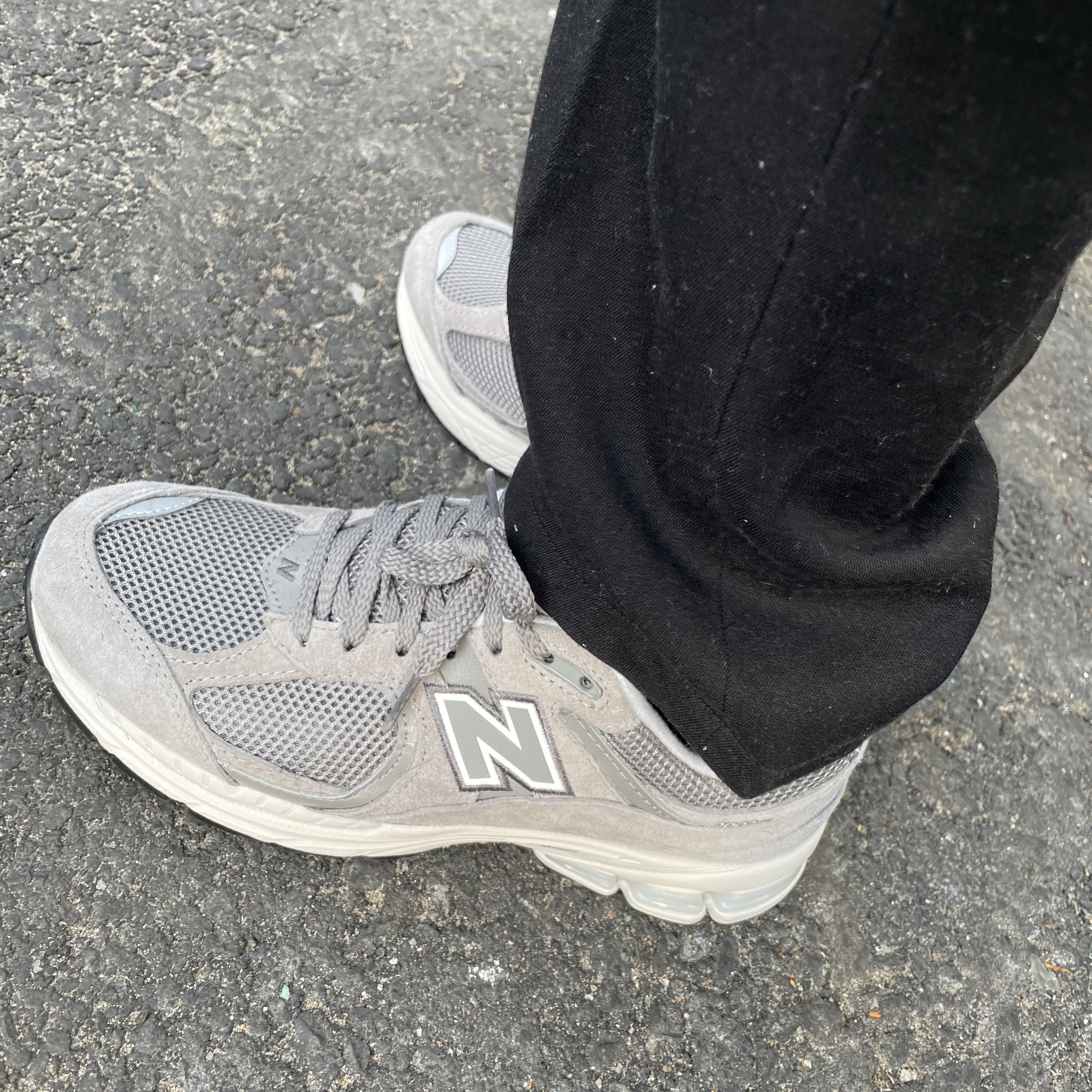 New Balance 2002R Grey 착용 스타일