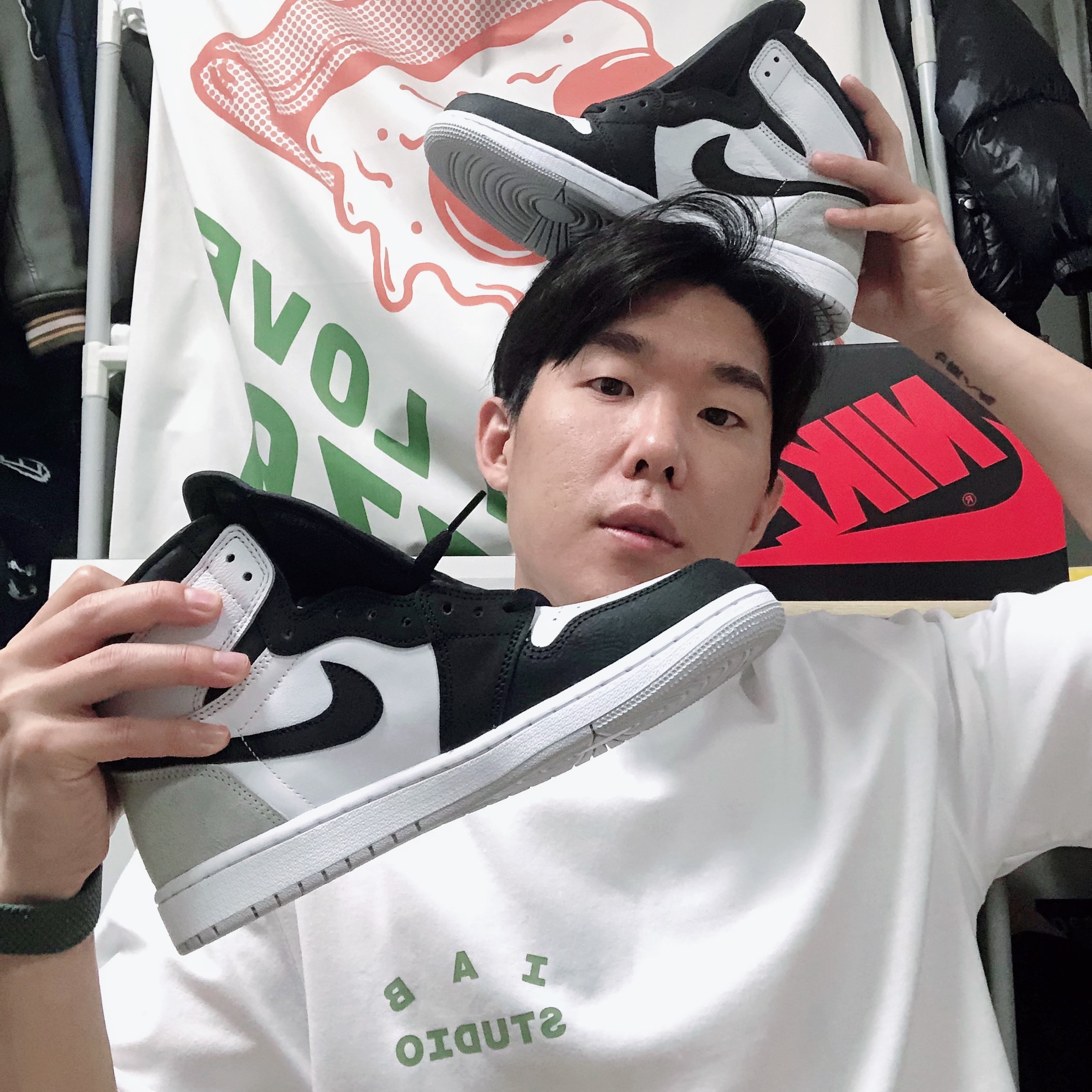 IAB Studio T-Shirt White Light Green, Jordan 1 Retro High OG Bleached Coral 착용 스타일